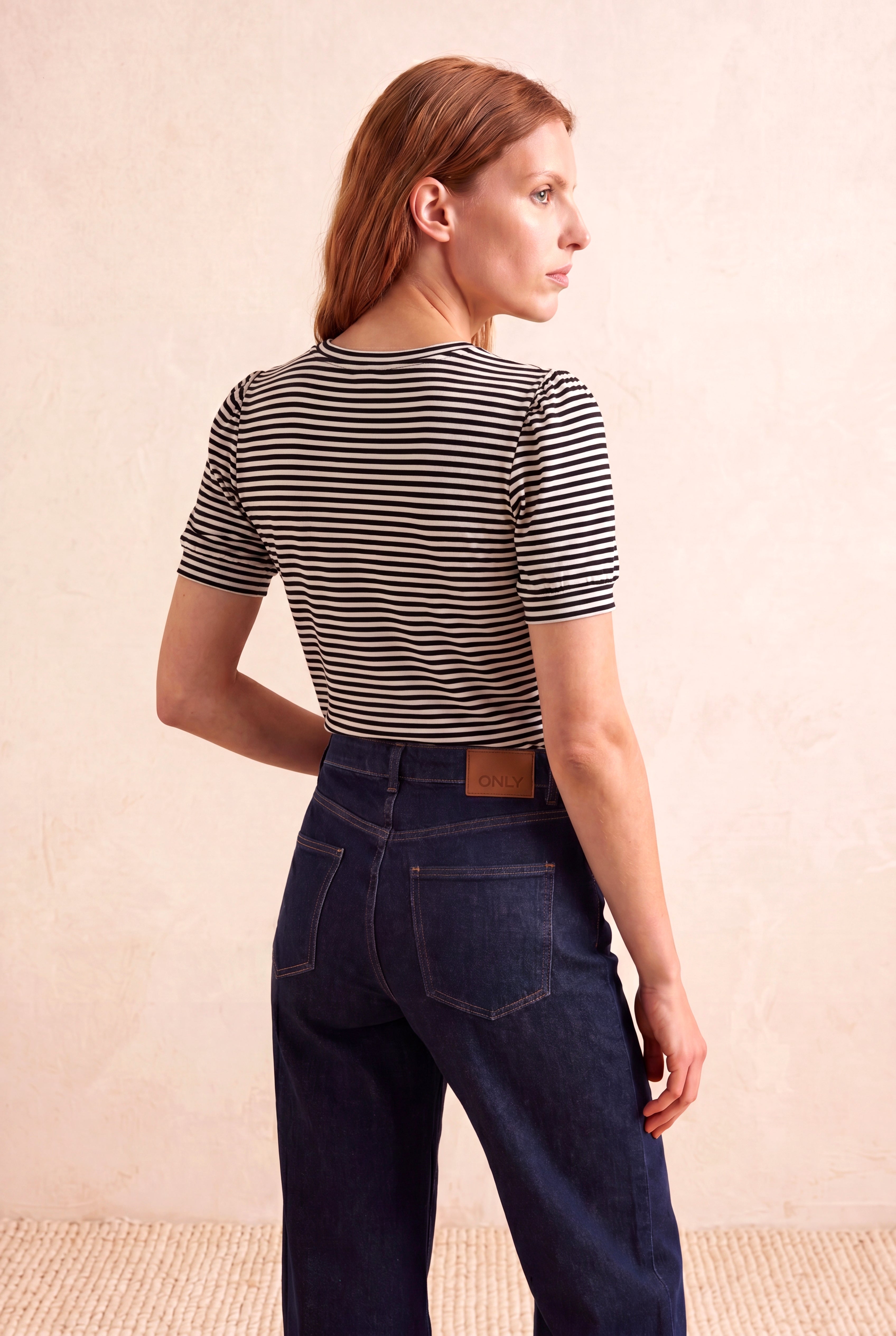 Kadın Siyah Çizgili Viskon Karışımlı Regular Fit Bisiklet Yaka Kısa Balon Kollu T-Shirt KELLY