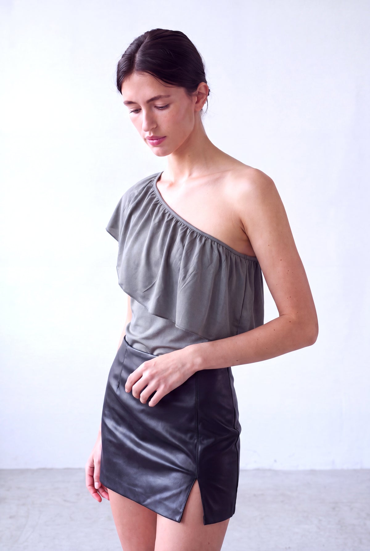 Işıltılı Antrasit Kadın Işıltılı Antrasit Viskon Asimetrik yaka Tek Omuz Volanlı Bluz HARPER - Top - Westmark London EU(TR) Store Organik Pamuklu Sürdürülebilir Moda