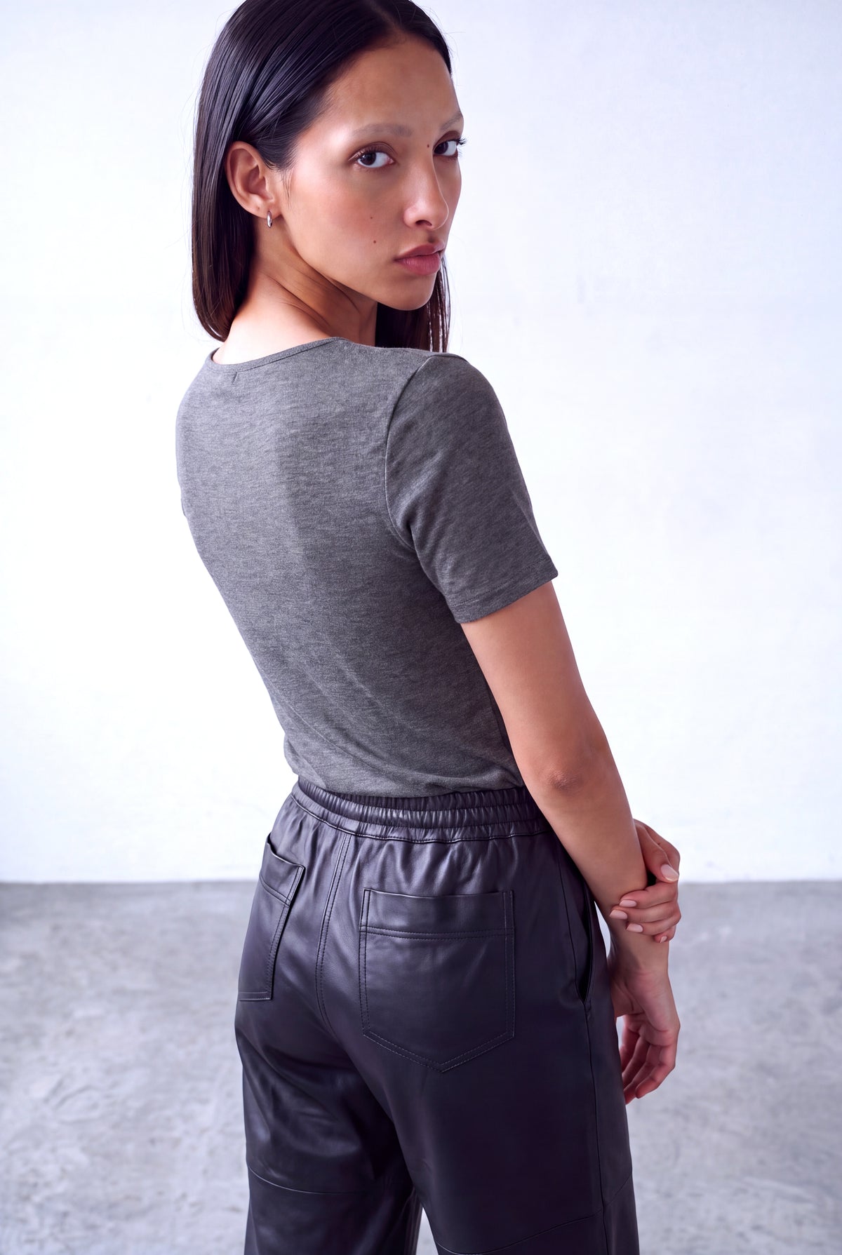 Koyu Gri Melanj Kadın Koyu Gri Melanj Viskon Karışımlı Dökümlü Degaje Yaka Kısa Kollu Bluz GABRIELLE - Top - Westmark London EU(TR) Store Organik Pamuklu Sürdürülebilir Moda