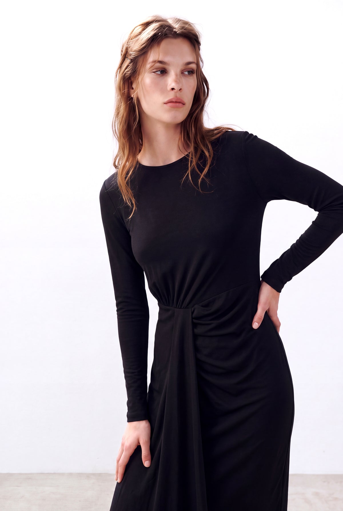 Parlak Siyah Kadın Parlak Siyah Bisiklet Yaka Uzun Kollu Önde Asimetrik Drape Detaylı Elbise JANET - Dress - Westmark London EU(TR) Store Organik Pamuklu Sürdürülebilir Moda