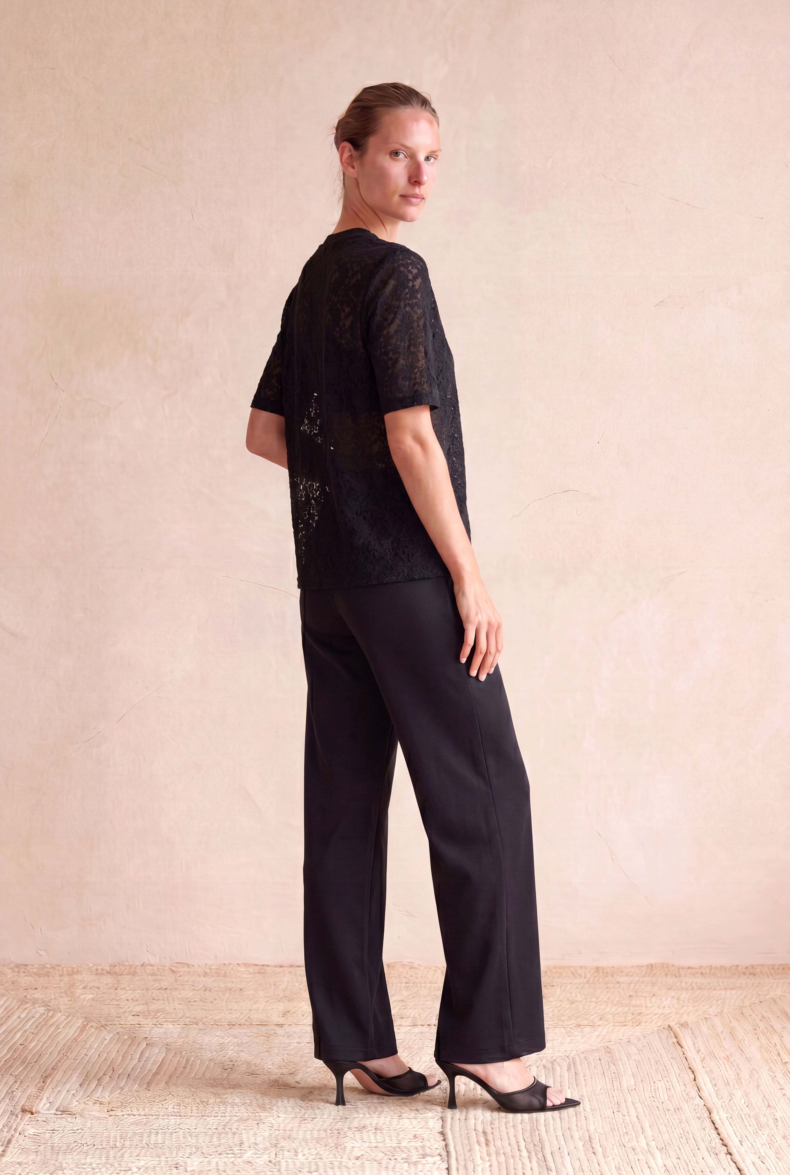 Kadın Siyah Dantel Pamuklu Regular Fit Bisiklet Yaka Kısa Kollu Bluz YASMIN