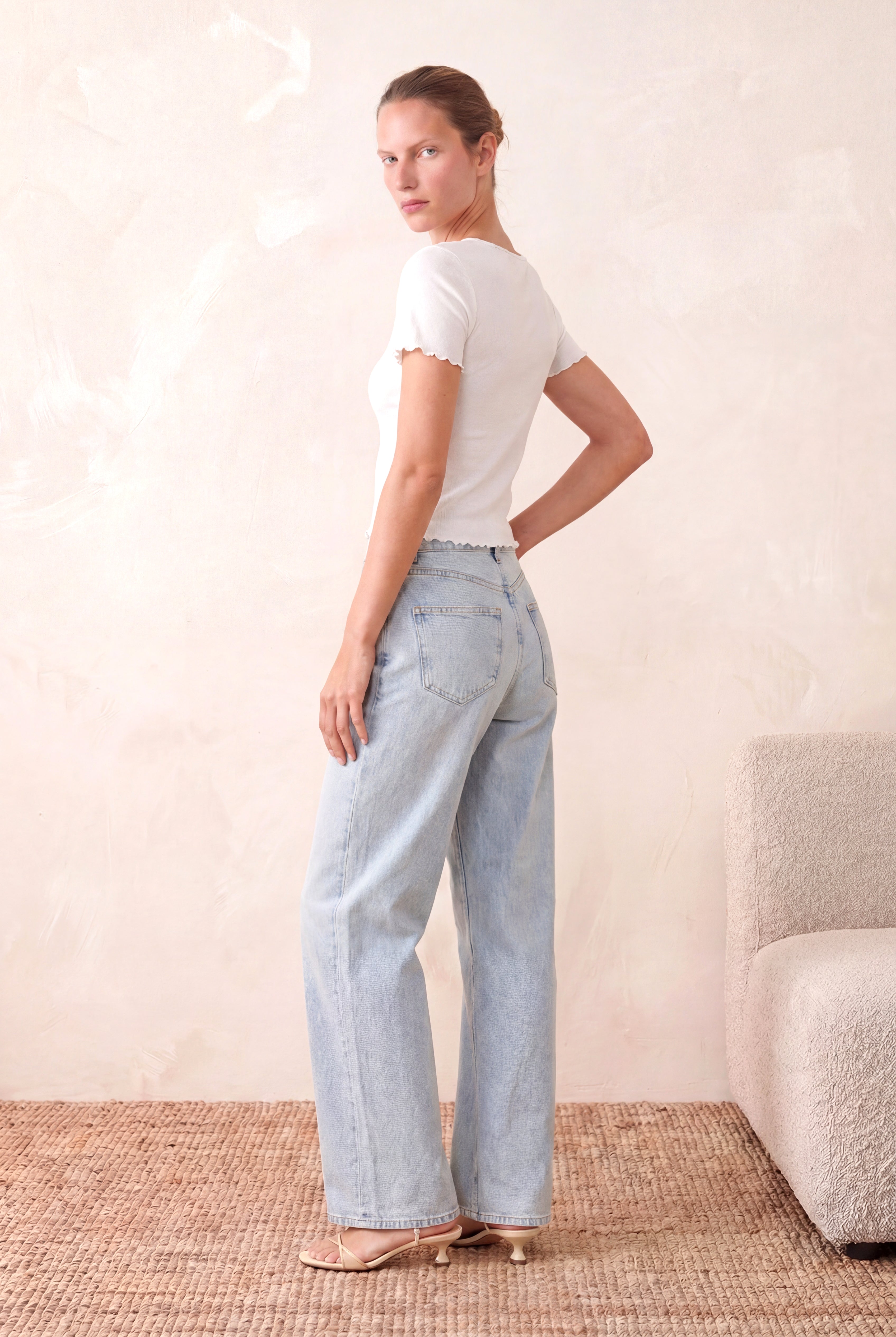 Kadın Beyaz %95 Pamuk / %5 Elastan Fitilli Kaşkorse Regular Fit Kare Yaka Kısa Kollu Baby Overlock Detaylı T-Shirt SUZY