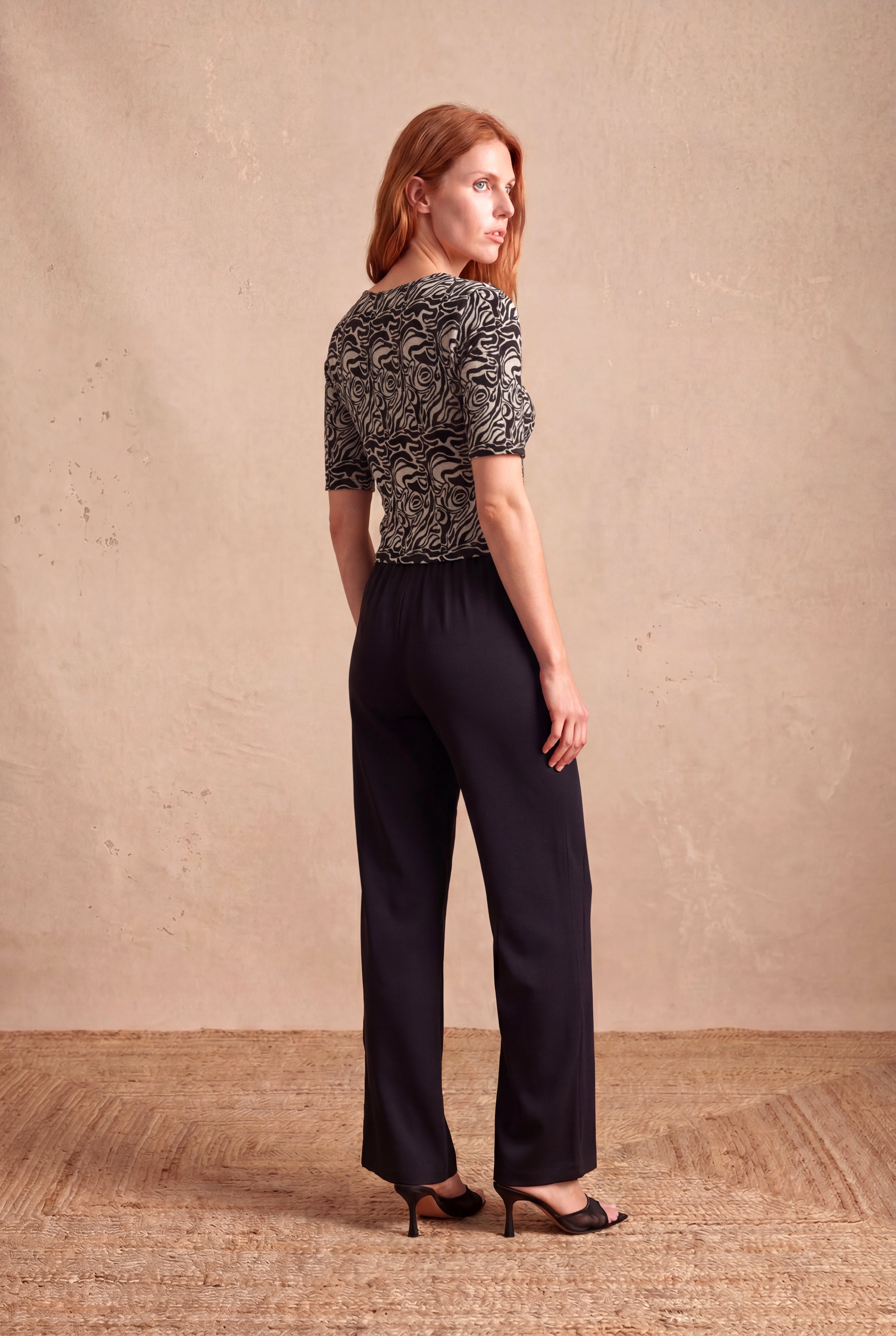 Kadın Siyah Desenli Jakarlı Regular Fit Geniş Bisiklet Yaka Yarım Kollu Crop Bluz JANA