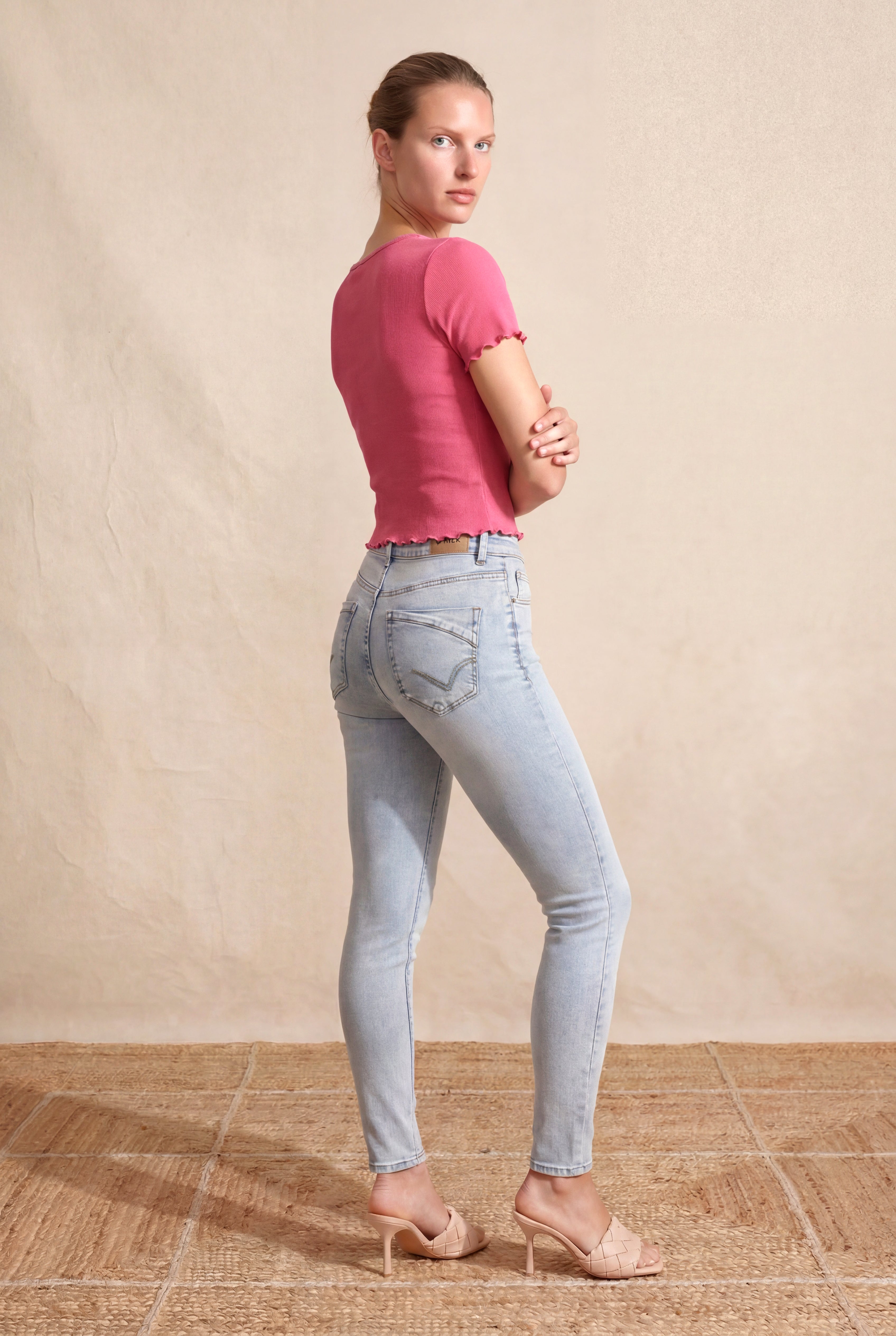 Kadın Fuşya %95 Pamuk / %5 Elastan Fitilli Kaşkorse Regular Fit Kare Yaka Kısa Kollu Baby Overlock Detaylı T-Shirt SUZY