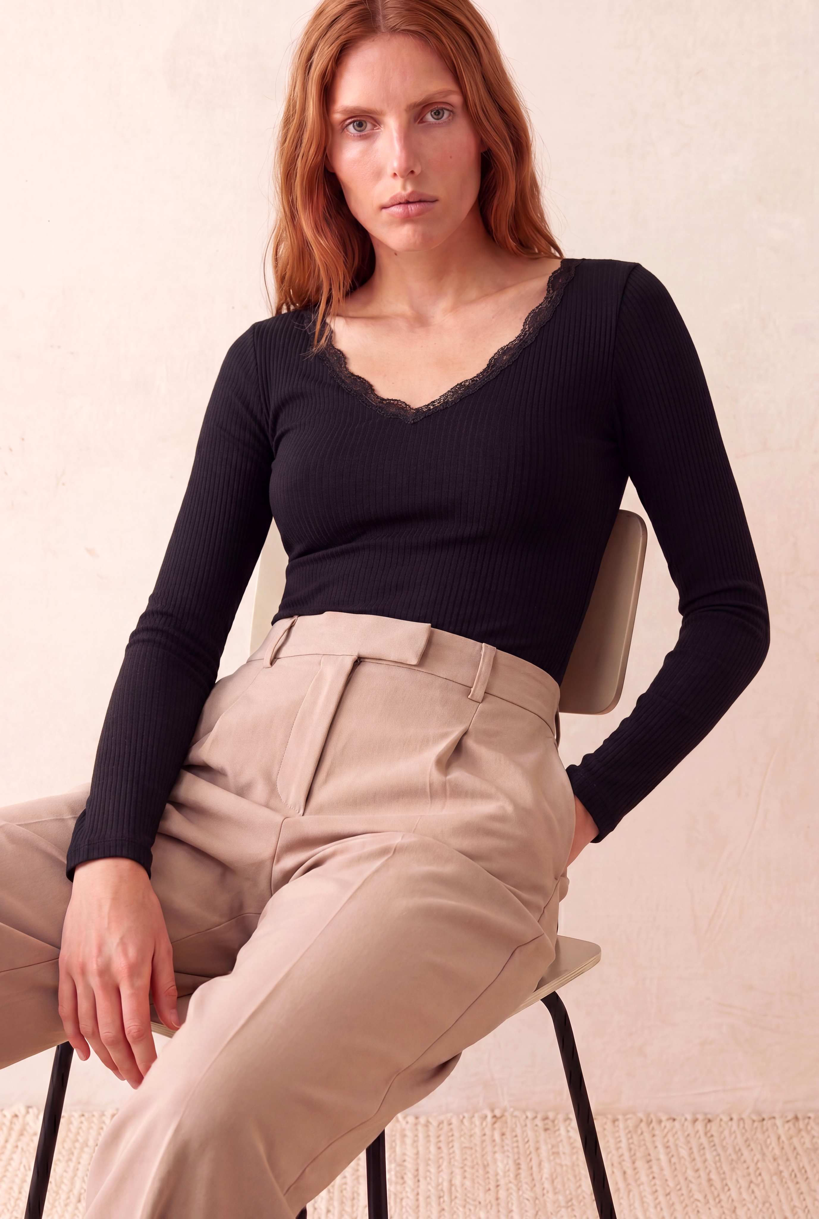 Kadın Regular Fit Geniş Yaka Viskon / Elastan Kolsuz Siyah Dantel Detaylı ve Askılı Atlet MONICA