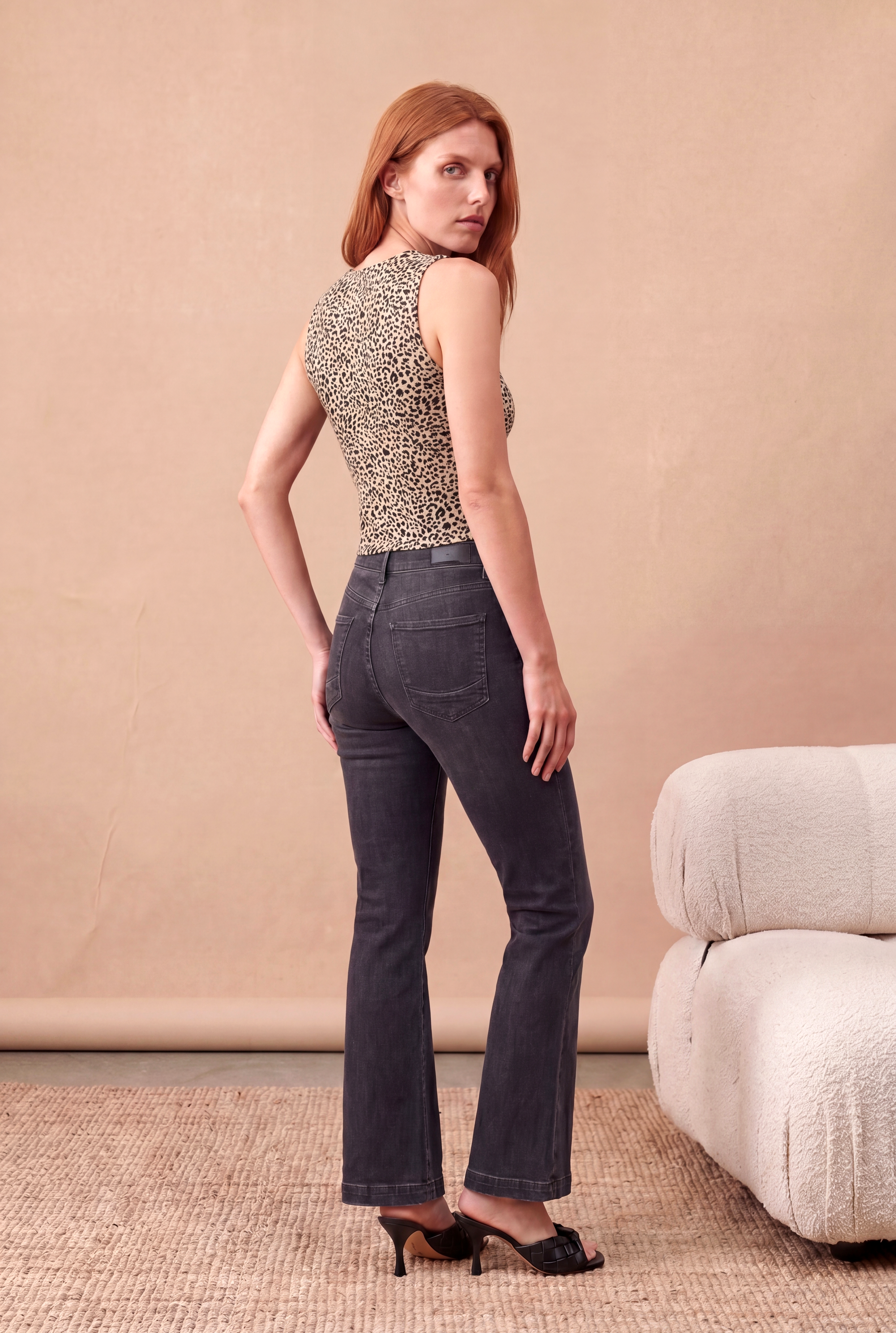 Kadın Leopar Desenli %95 Pamuk / %5 Elastan Slimt Fit Bisiklet Yaka Kolsuz Düğümlü Crop Bluz TAIS