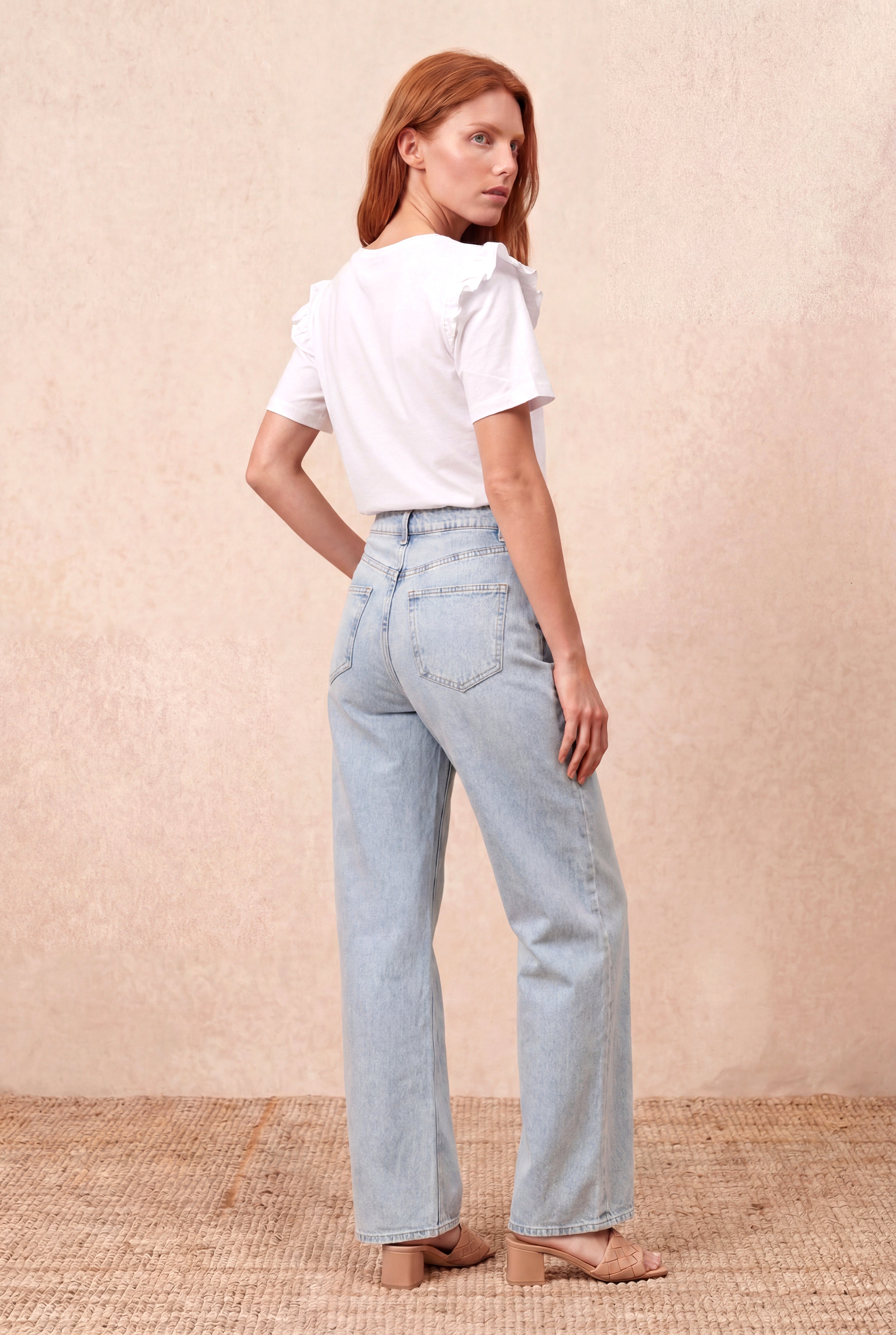 Kadın Beyaz %100 Pamuk Regular Fit Bisiklet Yaka Kısa Kollu Fırfır Omuz Detaylı T-Shirt TERESA