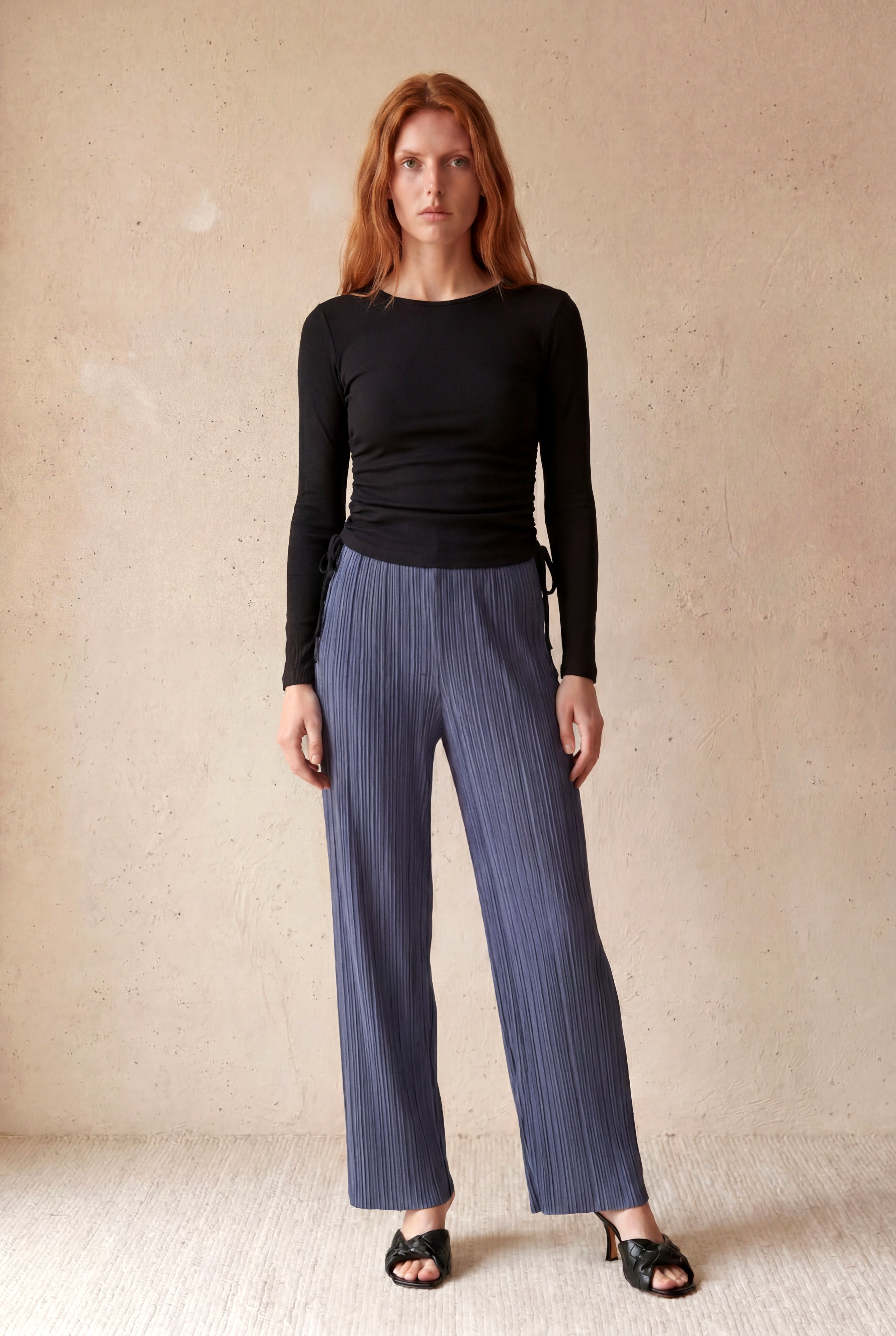 Kadın Siyah Fitilli %95 Pamuk / %5 Elastan Slim Fit Bisiklet Yaka Uzun Kollu Yan Büzgülü Bağcıklı Bluz ANGELA