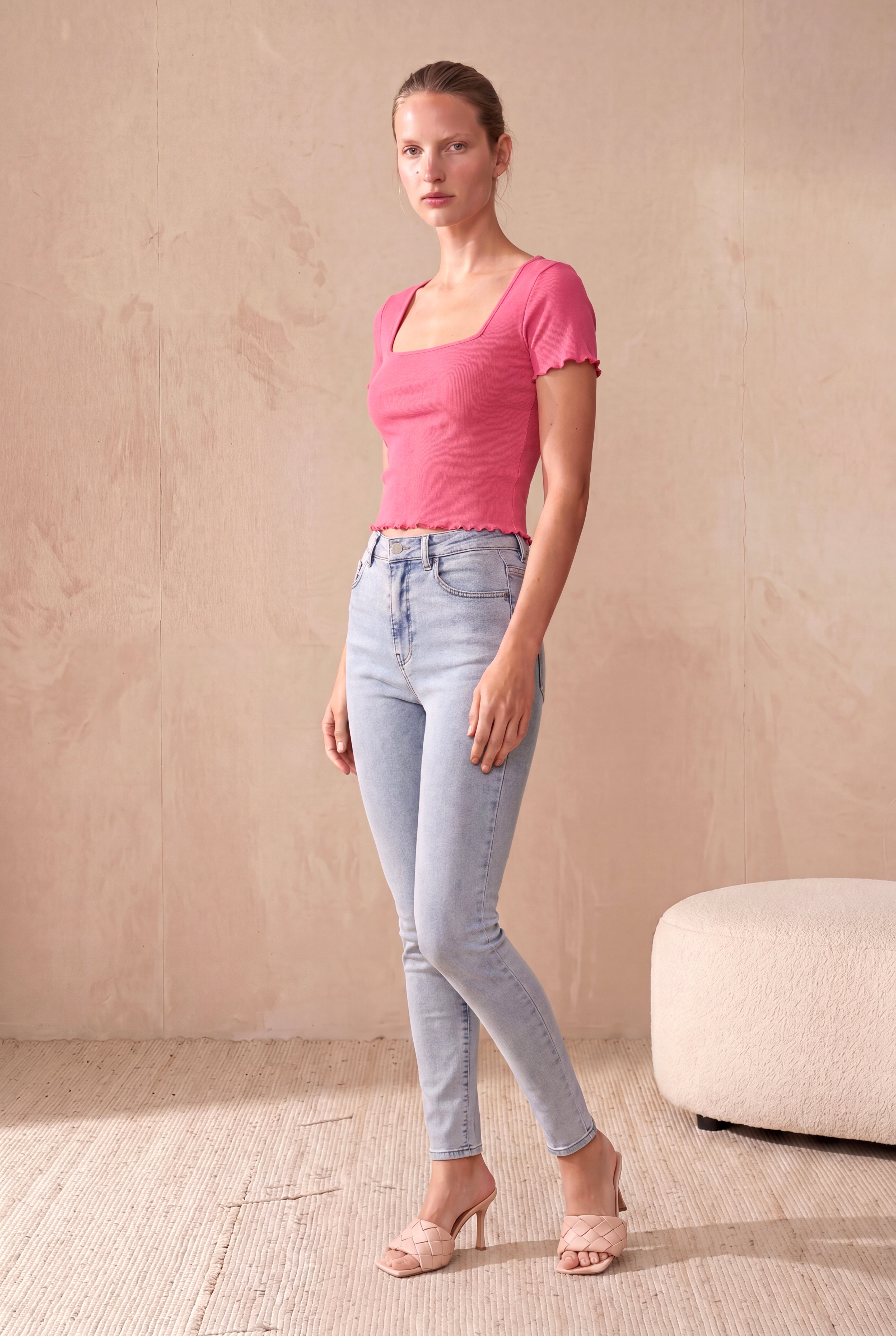 Kadın Fuşya %95 Pamuk / %5 Elastan Fitilli Kaşkorse Regular Fit Kare Yaka Kısa Kollu Baby Overlock Detaylı T-Shirt SUZY