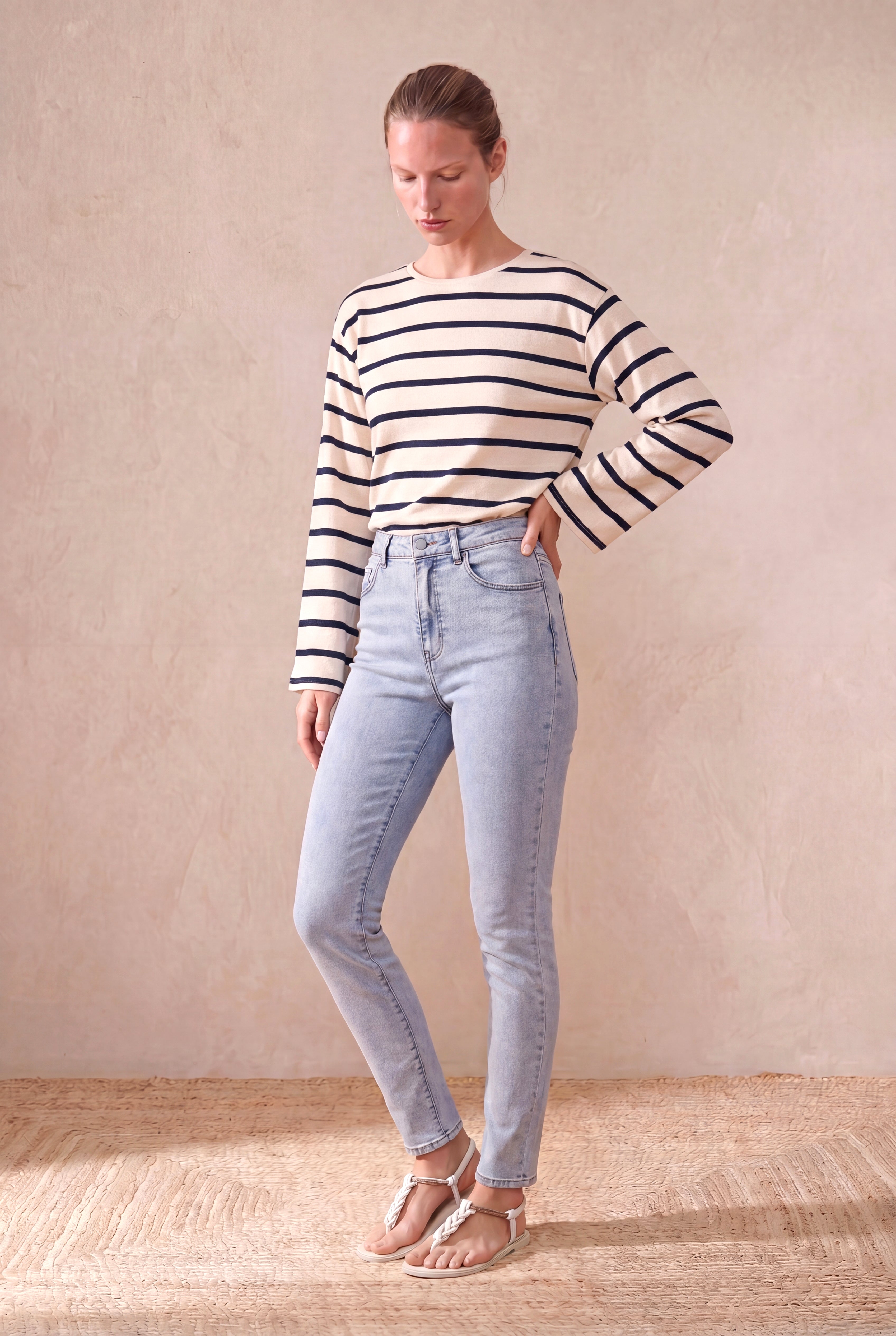 Kadın Ekru / Lacivert Çizgili %100 Pamuk Triko Görünümlü Oversize Fit Bisiklet Yaka Uzun Kollu Düşük Omuzlu T-Shirt BARBARA