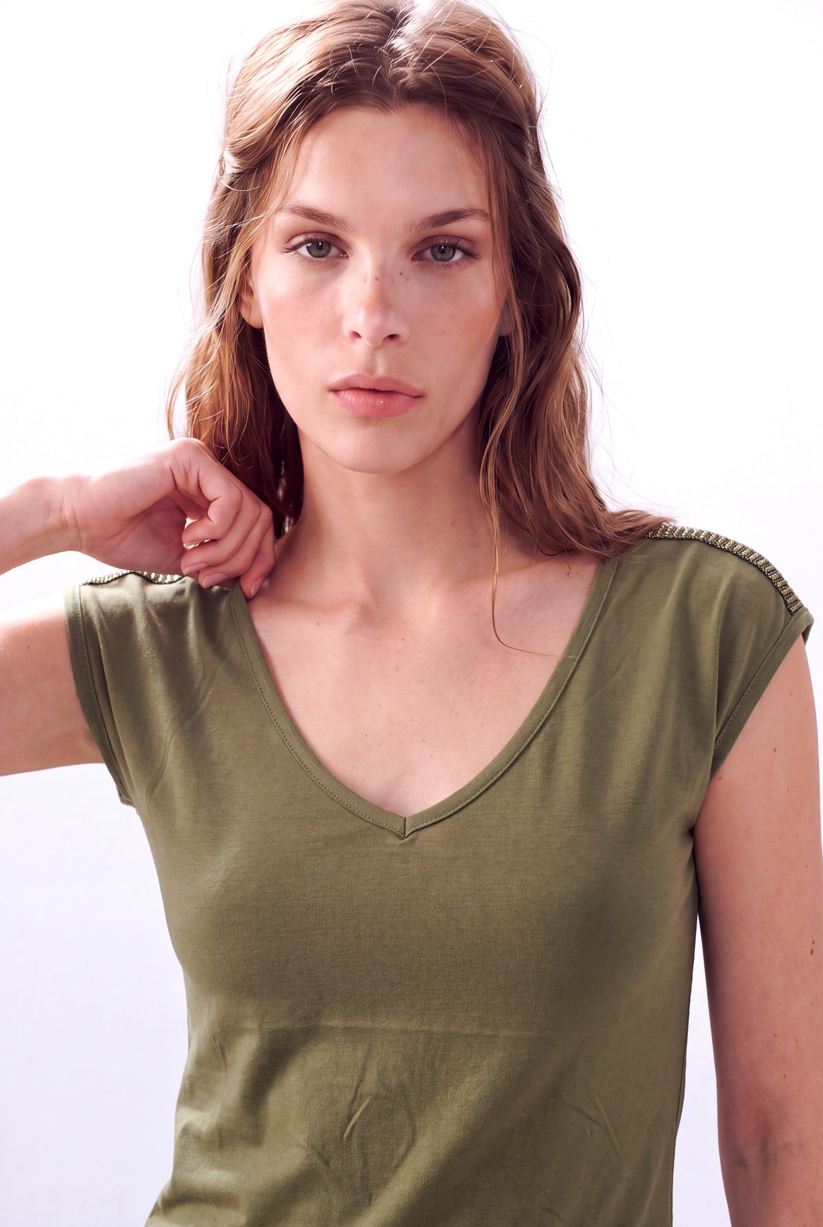 Haki Kadın Haki Modal Karışımlı V Yaka Kısa Kollu Omuz Taş Detaylı T-Shirt HONORA - Top - Westmark London EU(TR) Store Organik Pamuklu Sürdürülebilir Moda