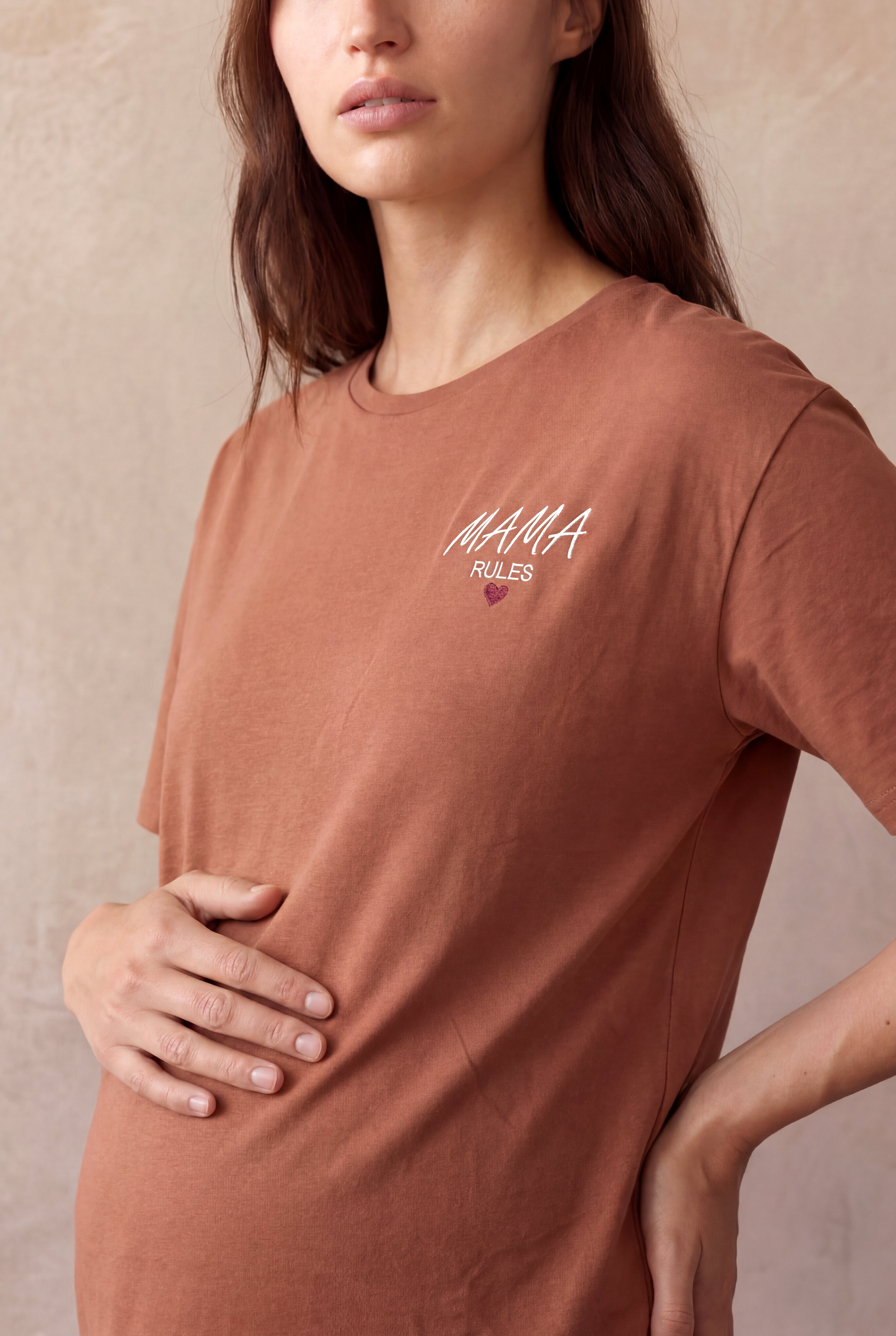 Hamile Kahverengi %100 Pamuk Bisiklet Yaka Kısa Kollu Nakış Detaylı T-Shirt MADS