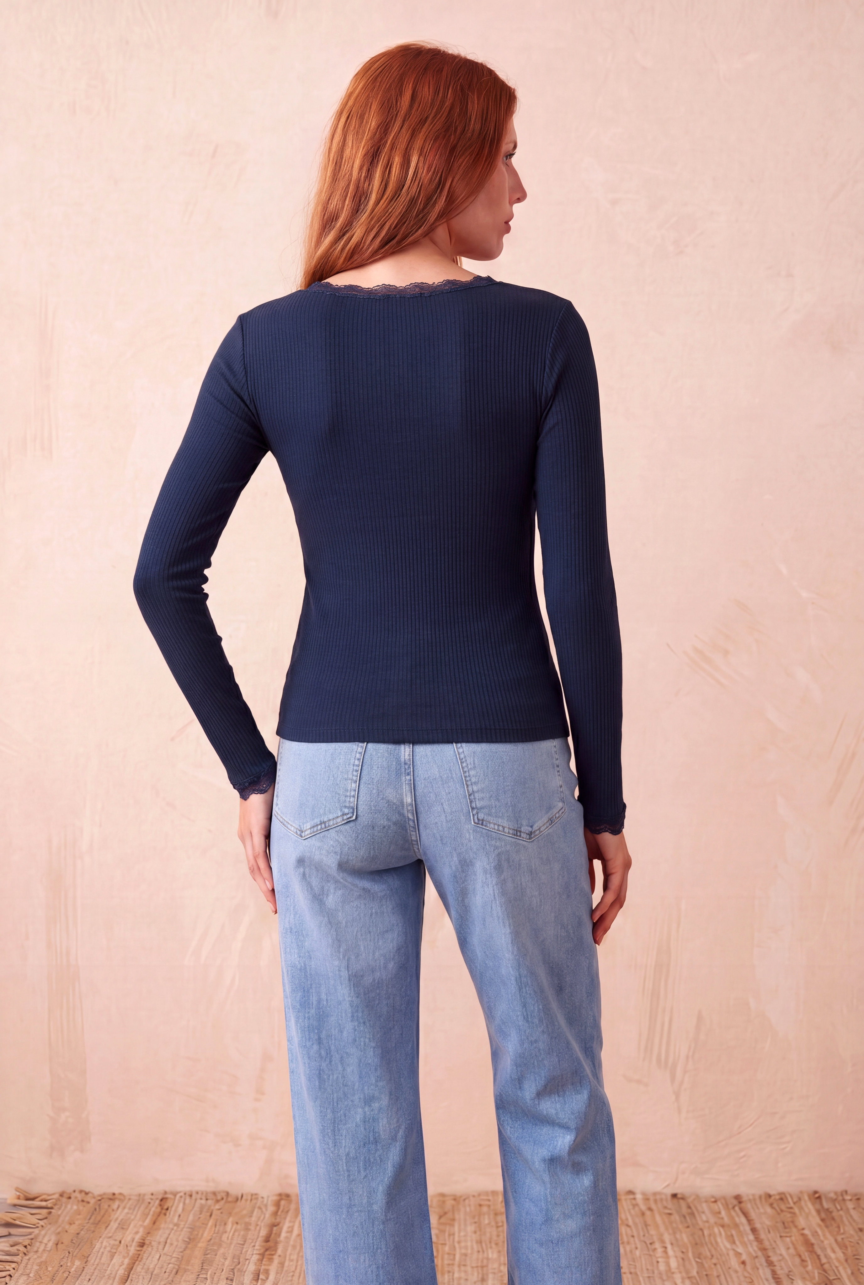 Kadın Regular Fit Geniş Yaka Viskon / Elastan Kolsuz Lacivert Dantel Detaylı ve Askılı Atlet MONICA
