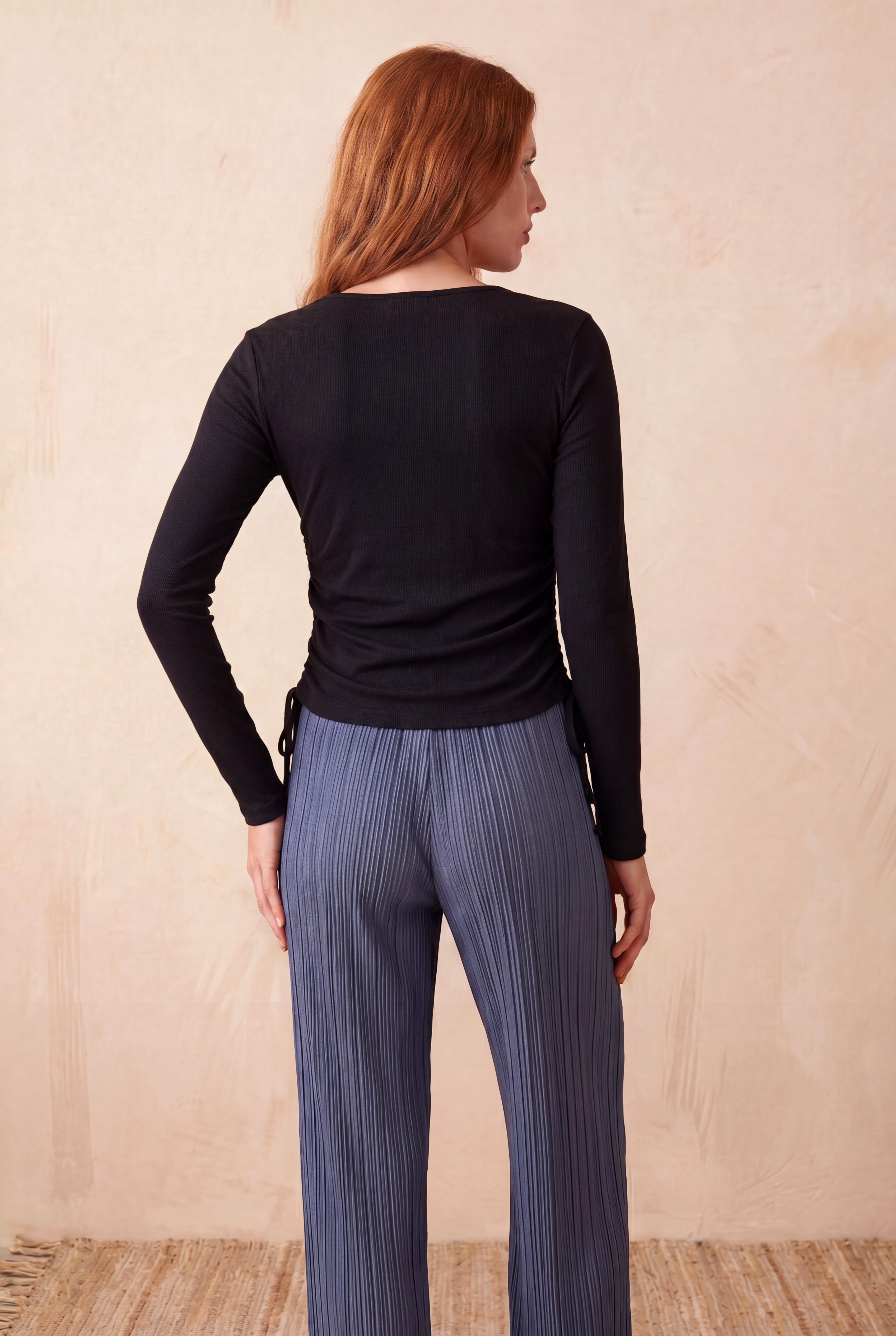 Kadın Siyah Fitilli %95 Pamuk / %5 Elastan Slim Fit Bisiklet Yaka Uzun Kollu Yan Büzgülü Bağcıklı Bluz ANGELA