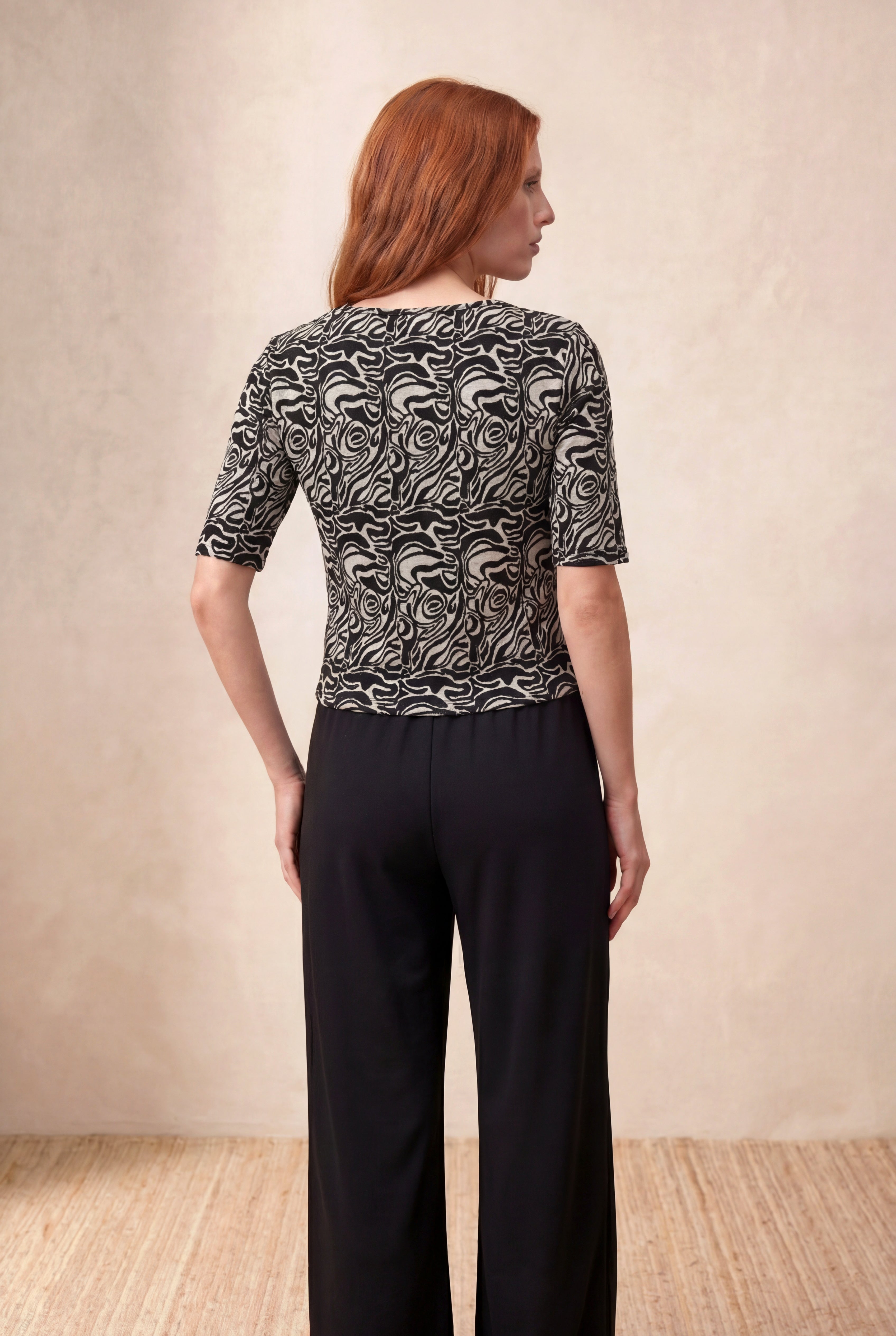 Kadın Siyah Desenli Jakarlı Regular Fit Geniş Bisiklet Yaka Yarım Kollu Crop Bluz JANA
