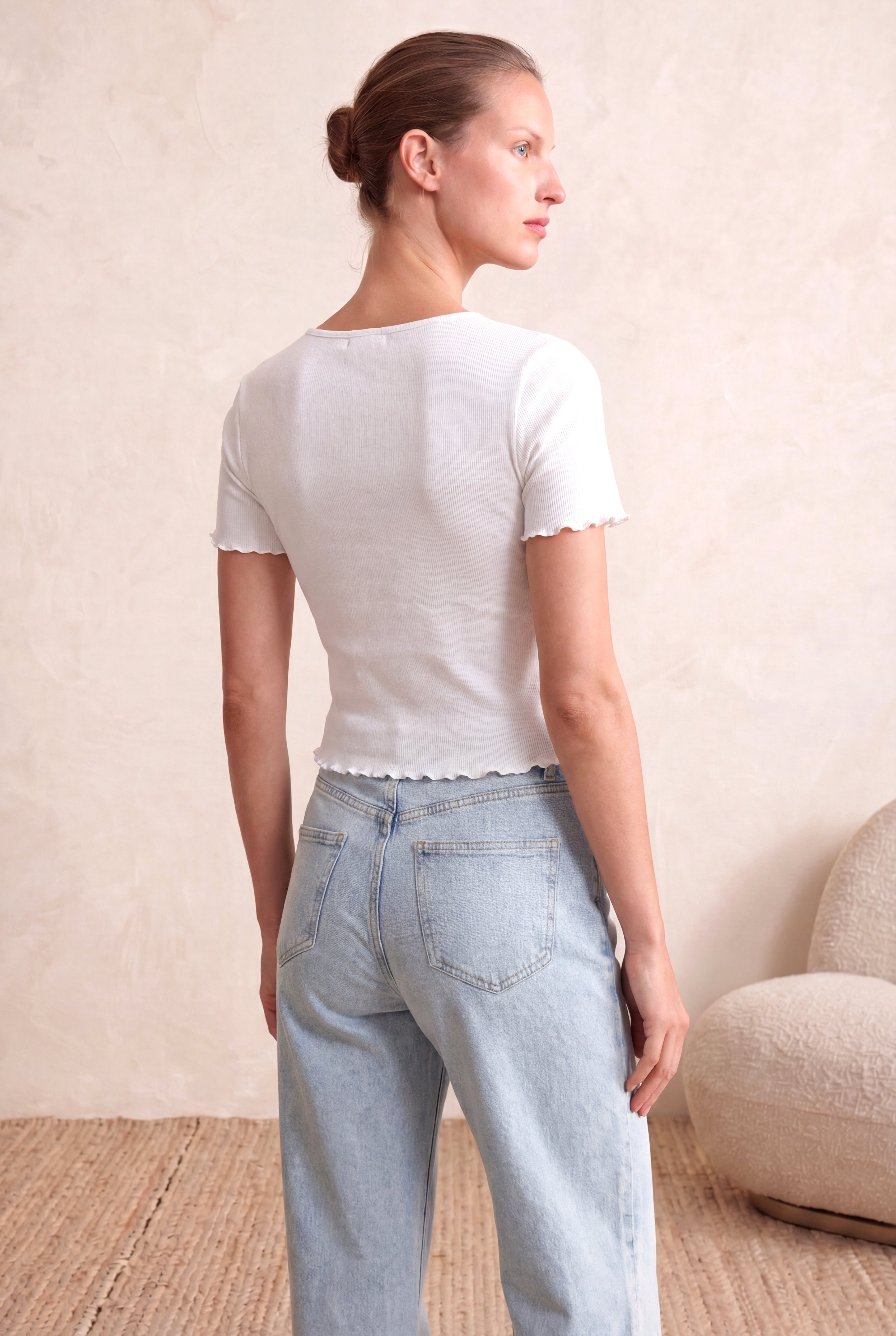 Kadın Beyaz %95 Pamuk / %5 Elastan Fitilli Kaşkorse Regular Fit Kare Yaka Kısa Kollu Baby Overlock Detaylı T-Shirt SUZY
