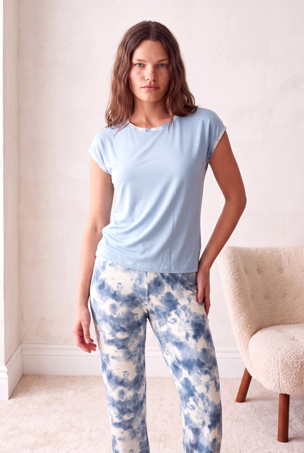 Kadın Pamuklu Mavi Batik Desenli Kısa Kollu Bisiklet Yaka Desenli Biye Detaylı Uzun Altlı Pijama Takım PJLOU