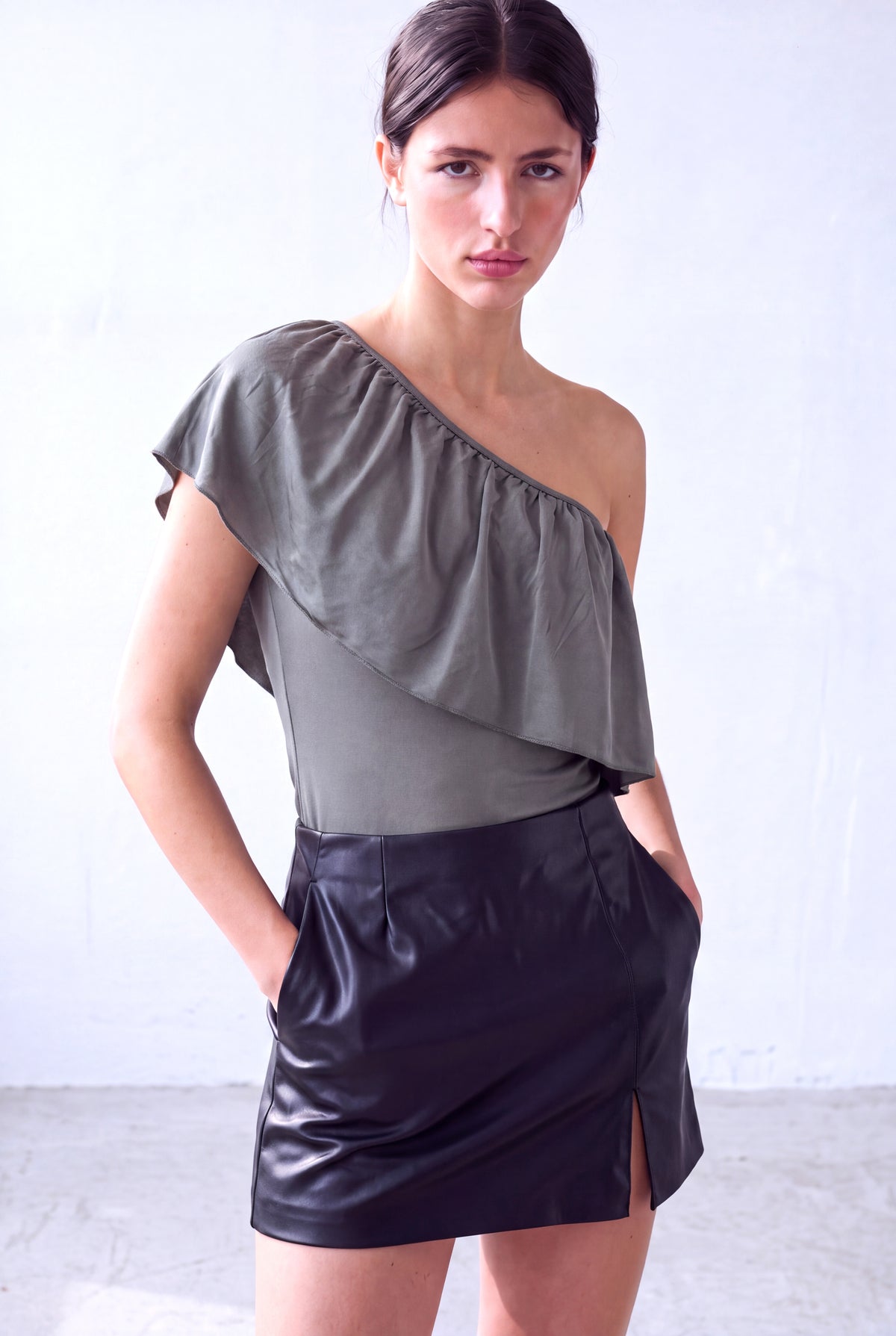 Işıltılı Antrasit Kadın Işıltılı Antrasit Viskon Asimetrik yaka Tek Omuz Volanlı Bluz HARPER - Top - Westmark London EU(TR) Store Organik Pamuklu Sürdürülebilir Moda