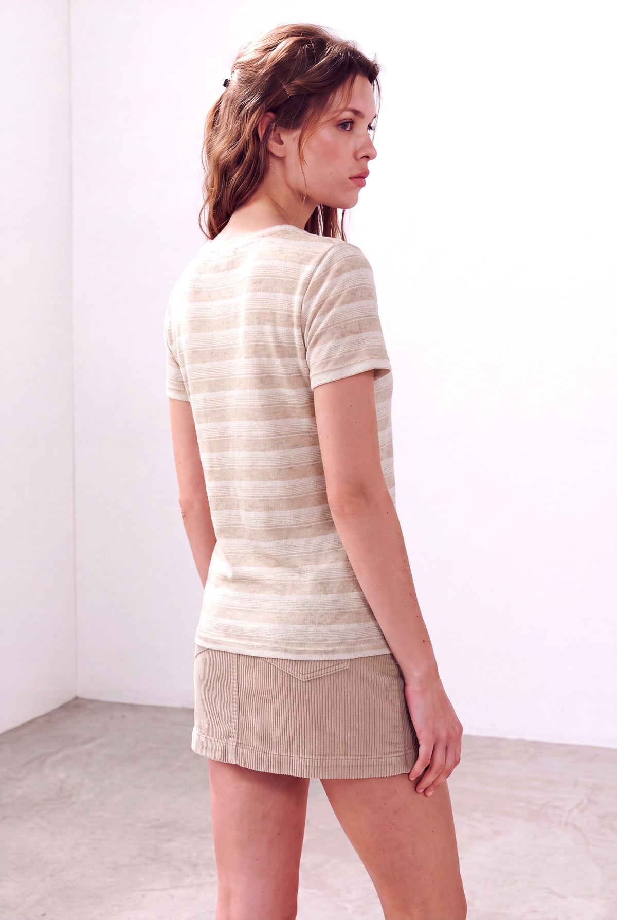 Bej Çizgili Kadın Bej Çizgili Keten Karışımlı Hafif Dokulu V Yaka Kısa Kollu T-Shirt COLETTE - Top - Westmark London EU(TR) Store Organik Pamuklu Sürdürülebilir Moda