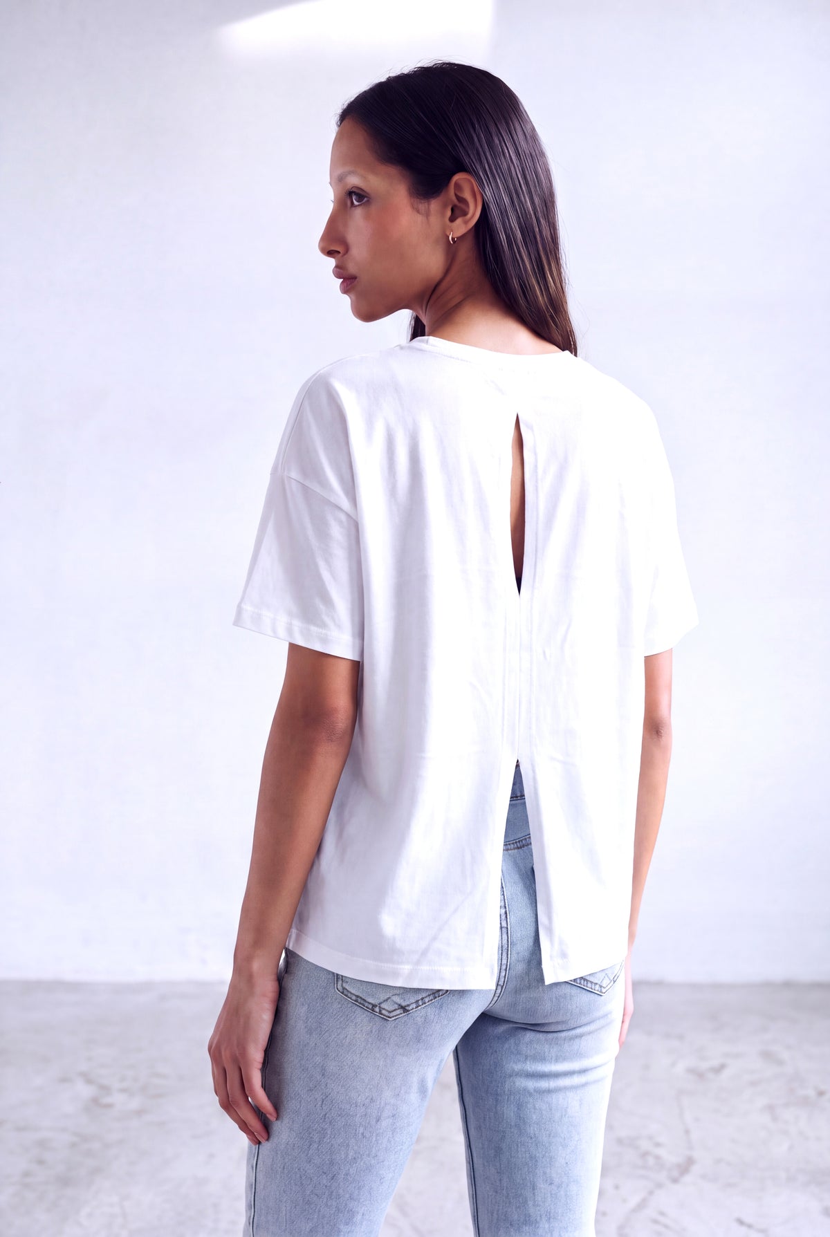 Beyaz Kadın Beyaz Pamuklu Bisiklet Yaka Kısa Kollu Düşük Omuz Sırt Cut Out Detaylı T-Shirt CHELSEA - Top - Westmark London EU(TR) Store Organik Pamuklu Sürdürülebilir Moda