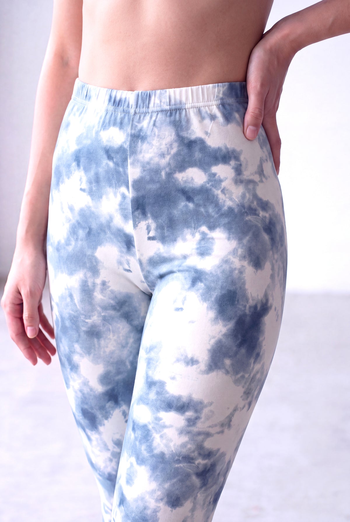Mavi / Beyaz Kadın Mavi / Beyaz Pamuklu Yüksek Bel Batik Desenli Tayt MAYA - Leggings - Westmark London EU(TR) Store Organik Pamuklu Sürdürülebilir Moda