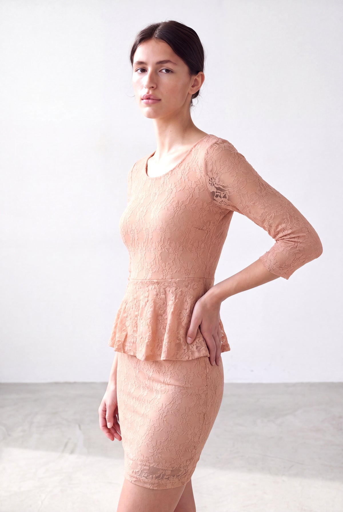 Pembe Kadın Pembe Esnek Dantel Bisiklet Yaka 3/4 Kol Arkası Fermuarlı Bel Kısımı Volanlı Astarlı Elbise MAGGIE - Dress - Westmark London EU(TR) Store Organik Pamuklu Sürdürülebilir Moda
