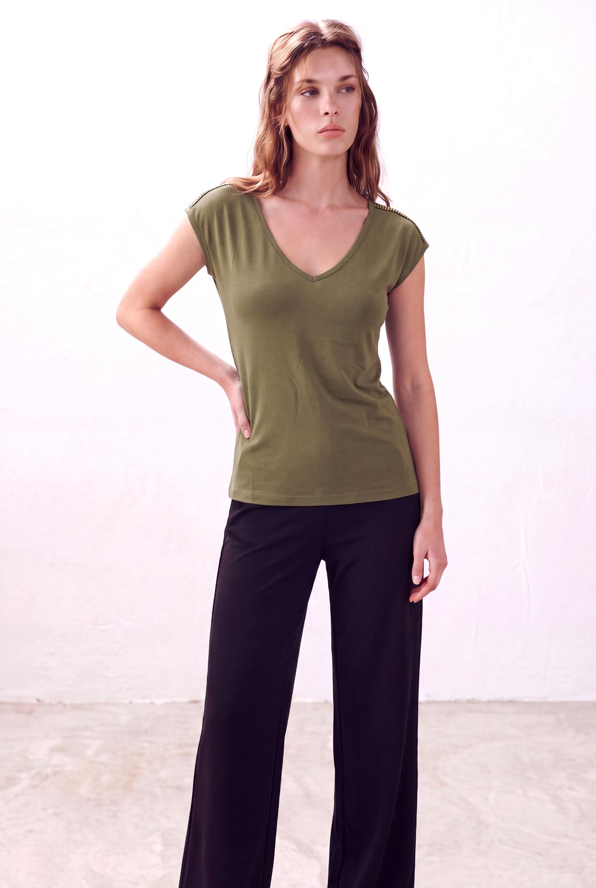 Haki Kadın Haki Modal Karışımlı V Yaka Kısa Kollu Omuz Taş Detaylı T-Shirt HONORA - Top - Westmark London EU(TR) Store Organik Pamuklu Sürdürülebilir Moda