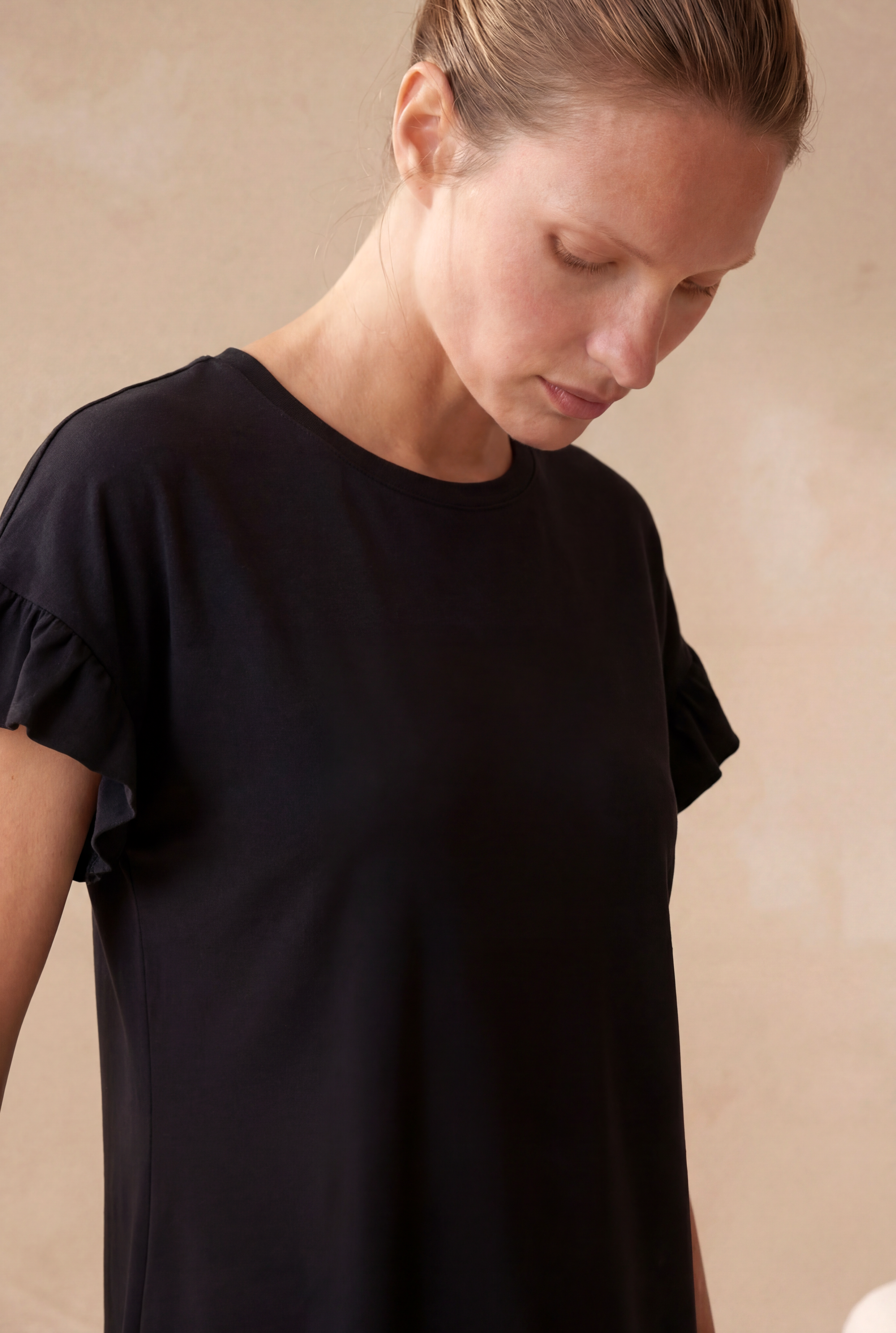 Kadın Rahat Kesim Bisiklet Yaka Fırfır Detaylı Kısa Kollu Siyah Modal / Pamuk / Elastan Karışımlı Mini Elbise PAULA - Dress - Westmark London EU(TR) Store Organik Pamuklu Sürdürülebilir Moda