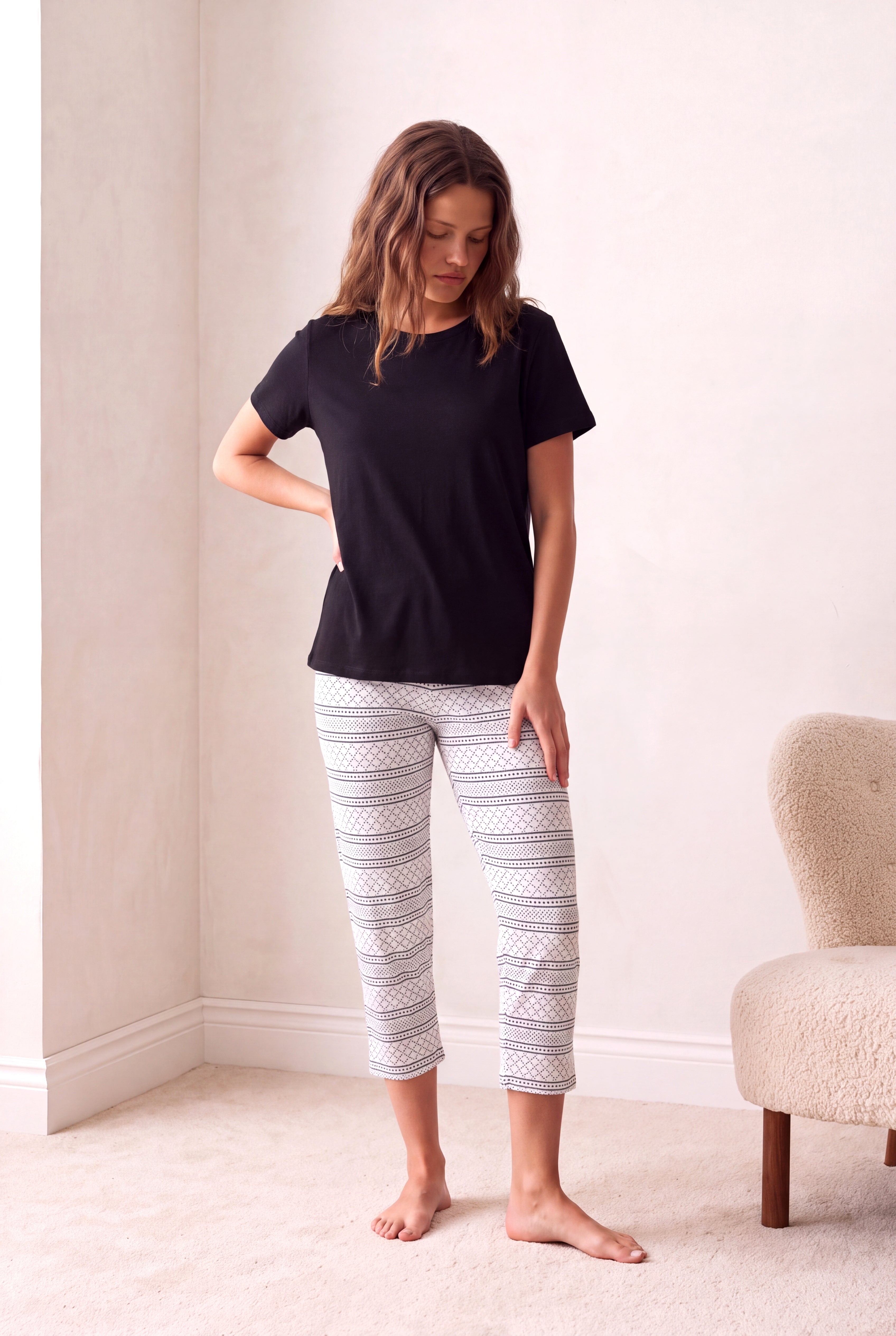 Kadın Pamuklu Beyaz / Siyah Geometrik Desenli Kısa Kollu Bisiklet Yaka 3/4 Altlı Pijama Takım PJLINA