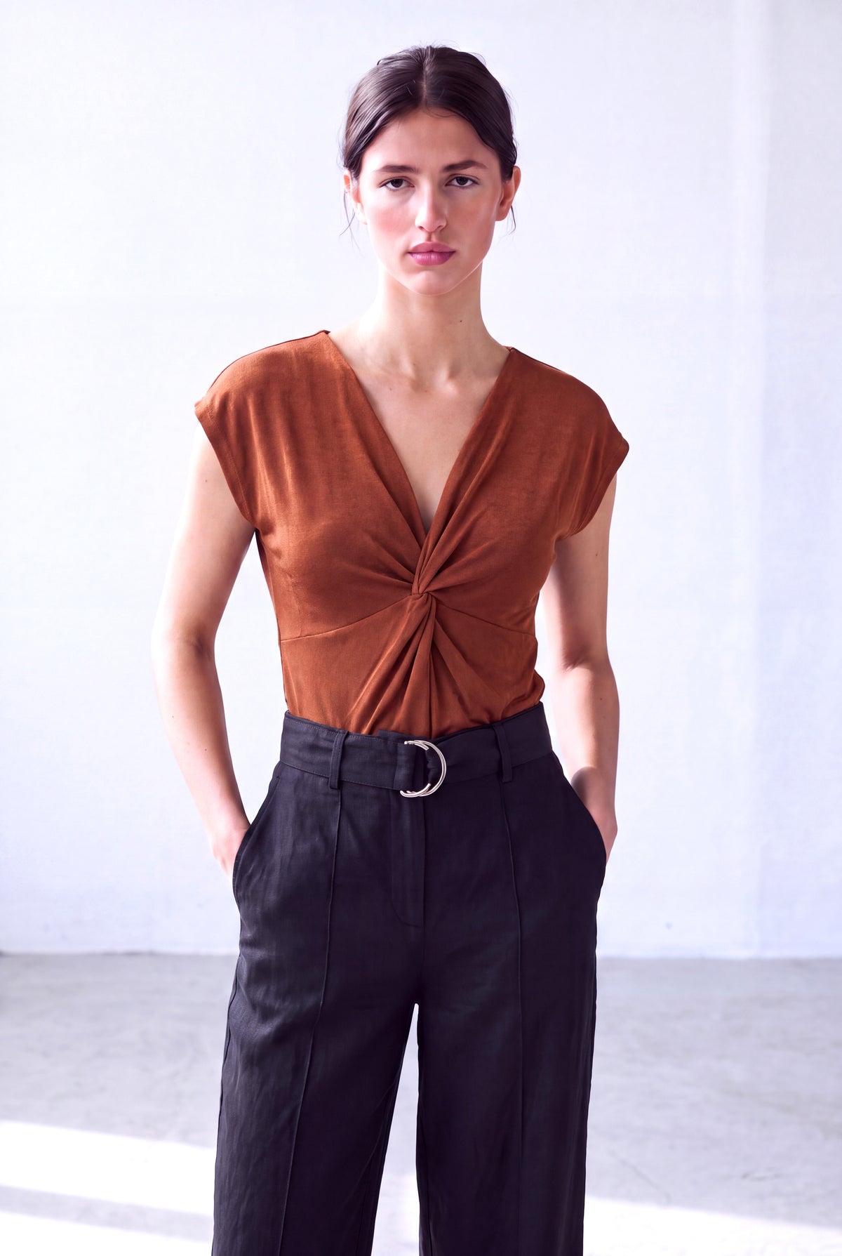 Parlak Kahve Kadın Parlak Kahve Dokulu V Yaka Düşük Omuzlu Kısa Kol Düğüm Detaylı Bluz BERENICE - Top - Westmark London EU(TR) Store Organik Pamuklu Sürdürülebilir Moda