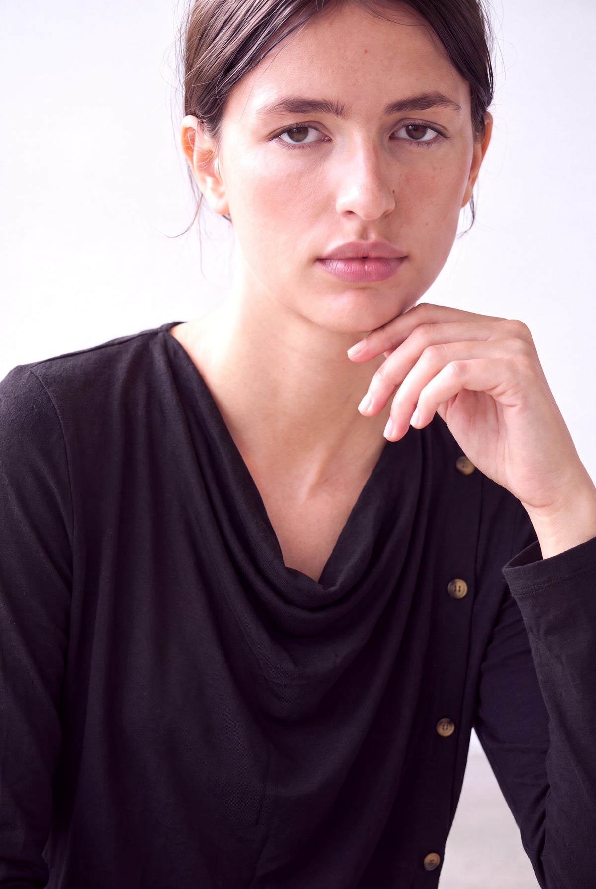 Siyah Kadın Siyah Viskon Karışımlı Dökümlü Degaje Yaka Uzun Kollu Düğme Detaylı Bluz FELICIA - Top - Westmark London EU(TR) Store Organik Pamuklu Sürdürülebilir Moda