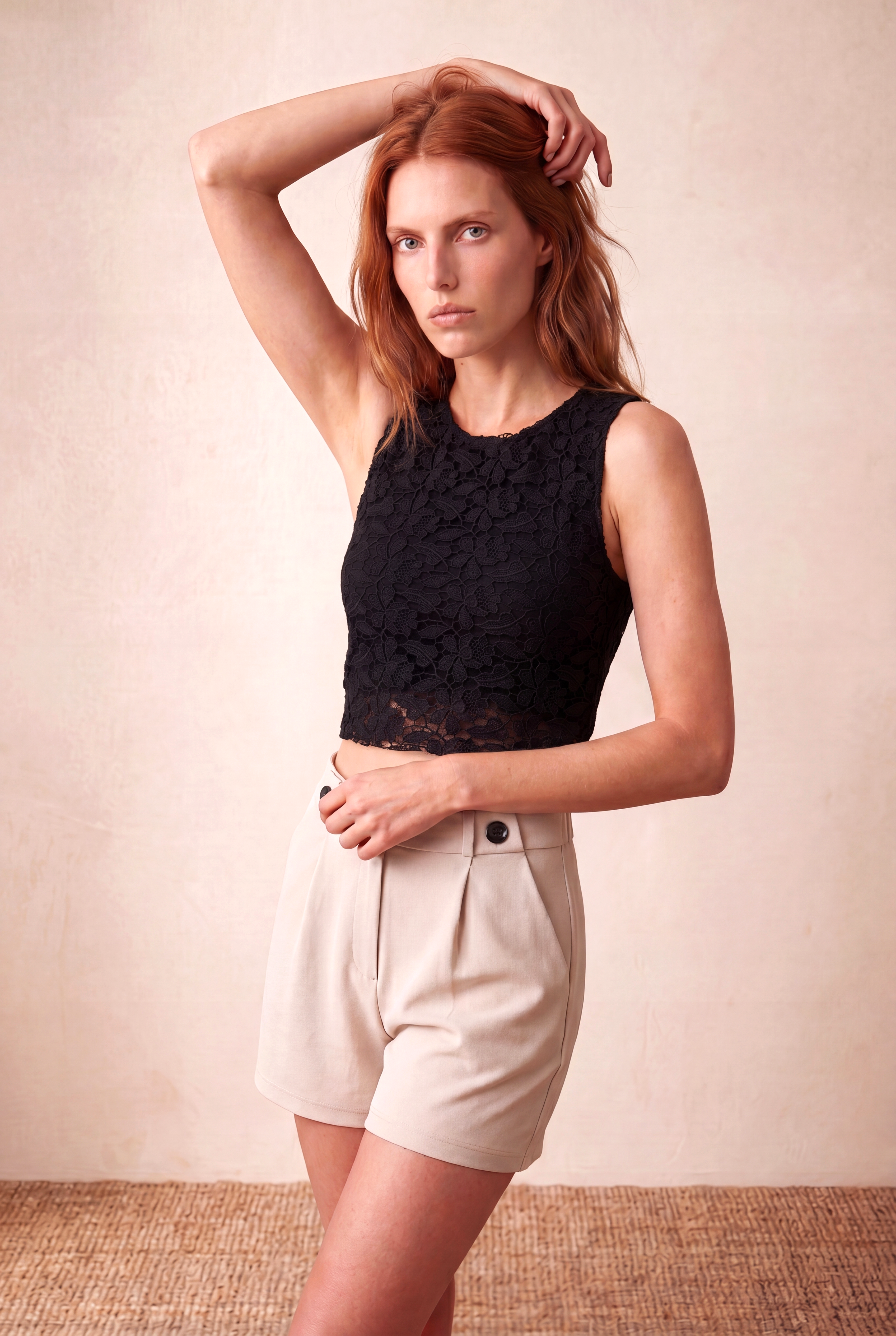 Kadın Siyah Dantel Slim Fit Bisiklet Yaka Kolsuz Crop Bluz EMA