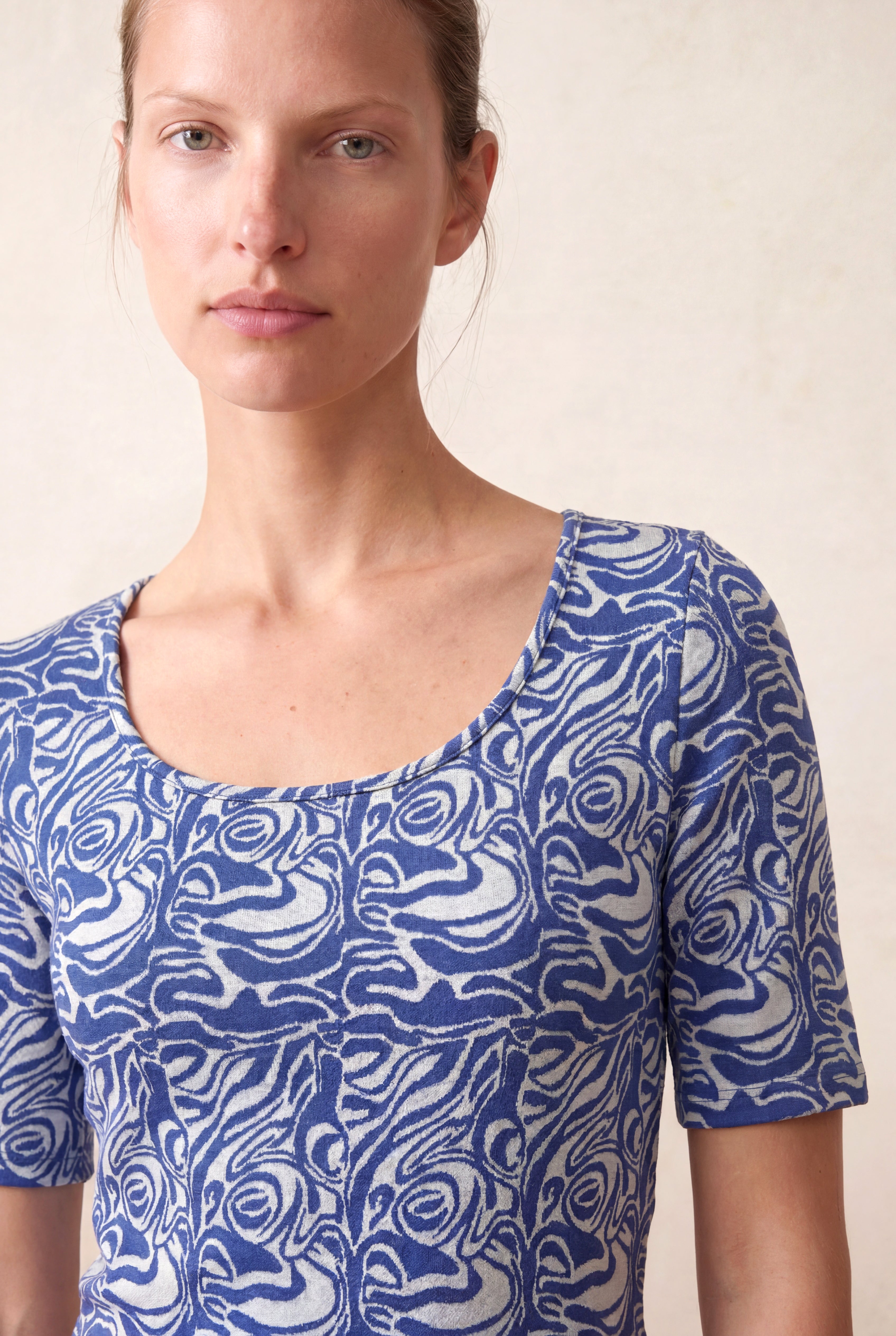 Kadın Mavi Desenli Jakarlı Regular Fit Geniş Bisiklet Yaka Yarım Kollu Crop Bluz JANA