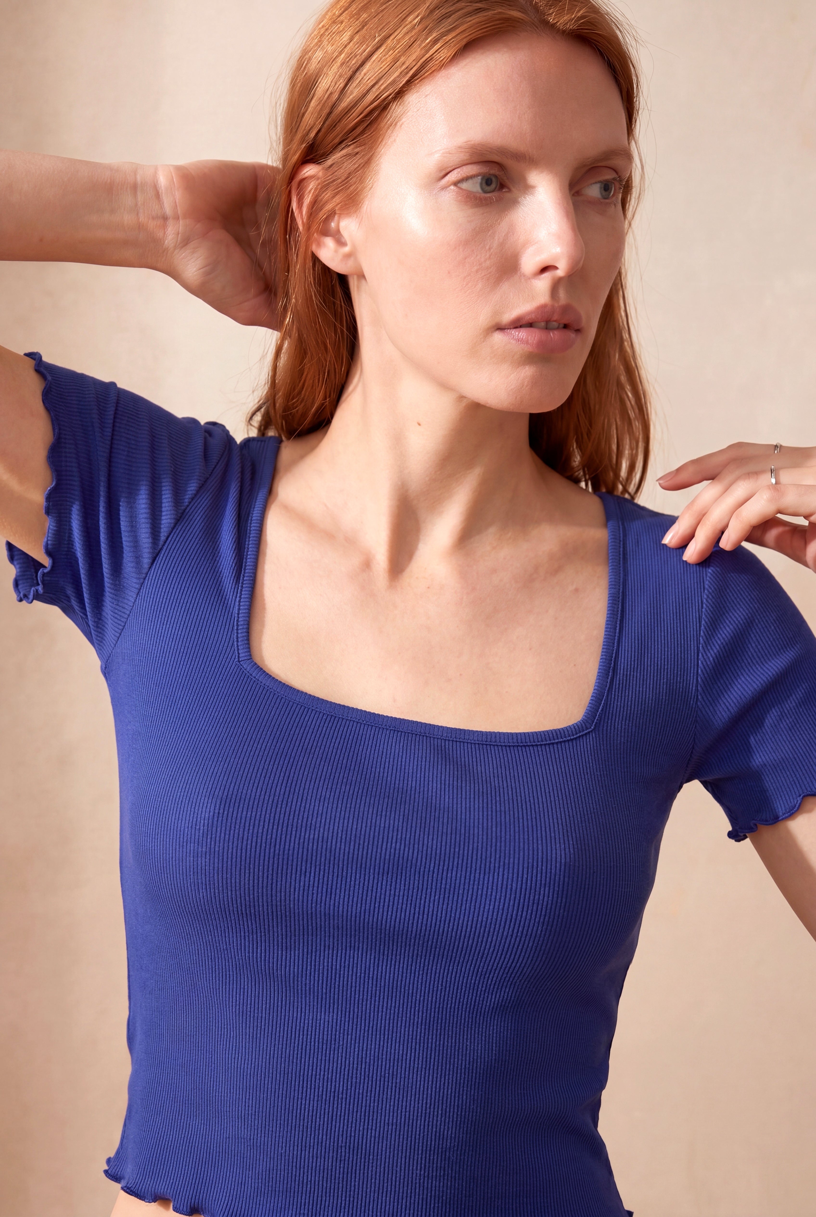 Kadın Mavi %95 Pamuk / %5 Elastan Fitilli Kaşkorse Regular Fit Kare Yaka Kısa Kollu Baby Overlock Detaylı T-Shirt SUZY