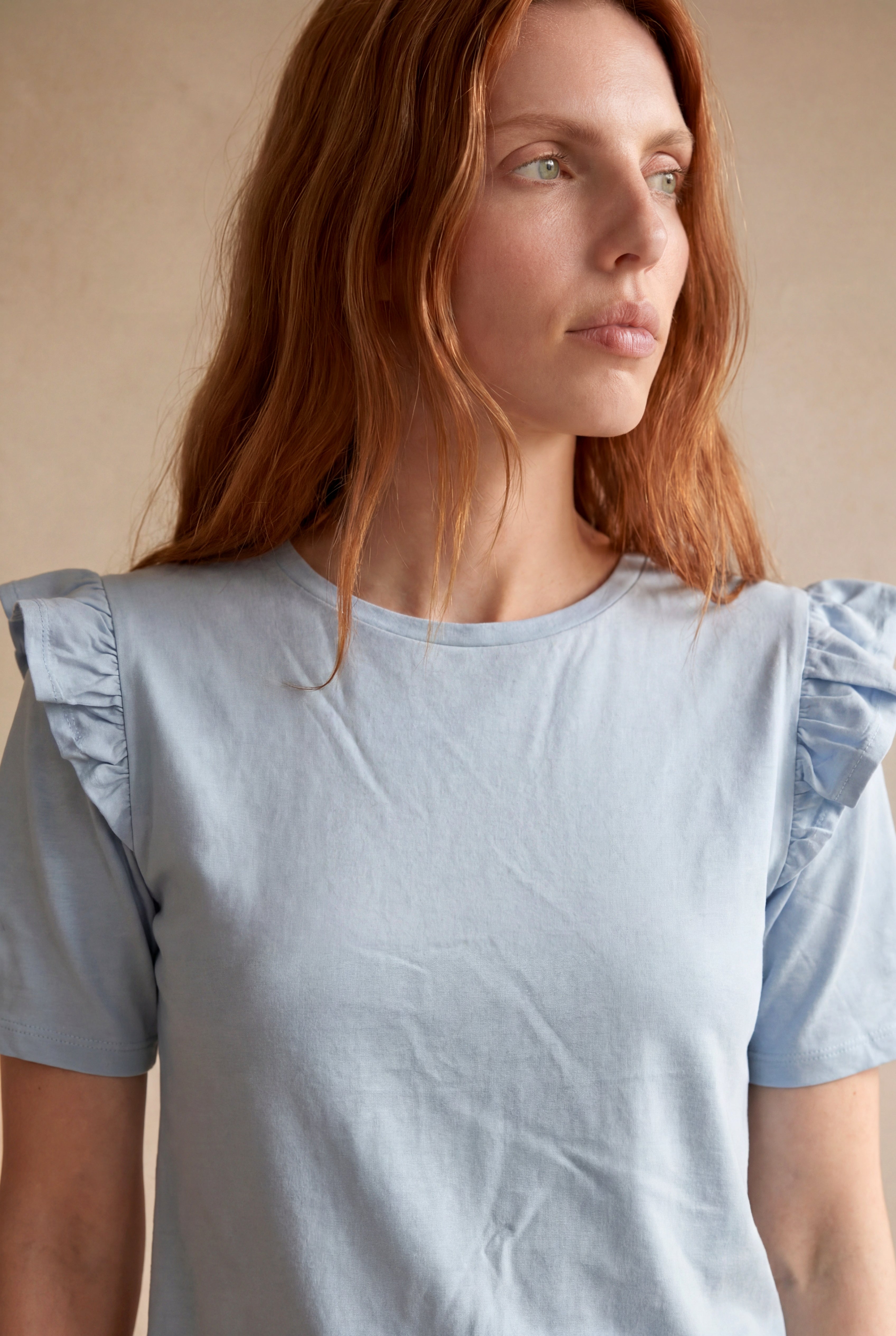 Kadın Açık Mavi %100 Pamuk Regular Fit Bisiklet Yaka Kısa Kollu Fırfır Omuz Detaylı T-Shirt TERESA