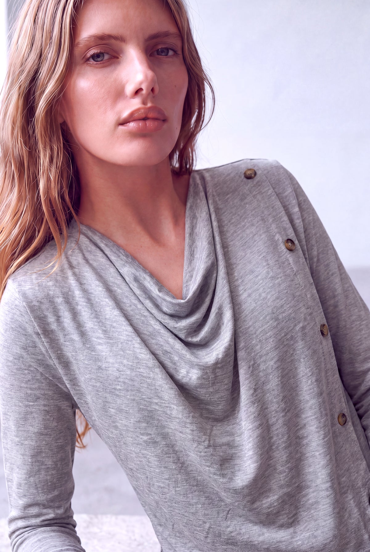 Gri Melanj Kadın Gri Melanj Viskon Karışımlı Dökümlü Degaje Yaka Uzun Kollu Düğme Detaylı Bluz FELICIA - Top - Westmark London EU(TR) Store Organik Pamuklu Sürdürülebilir Moda