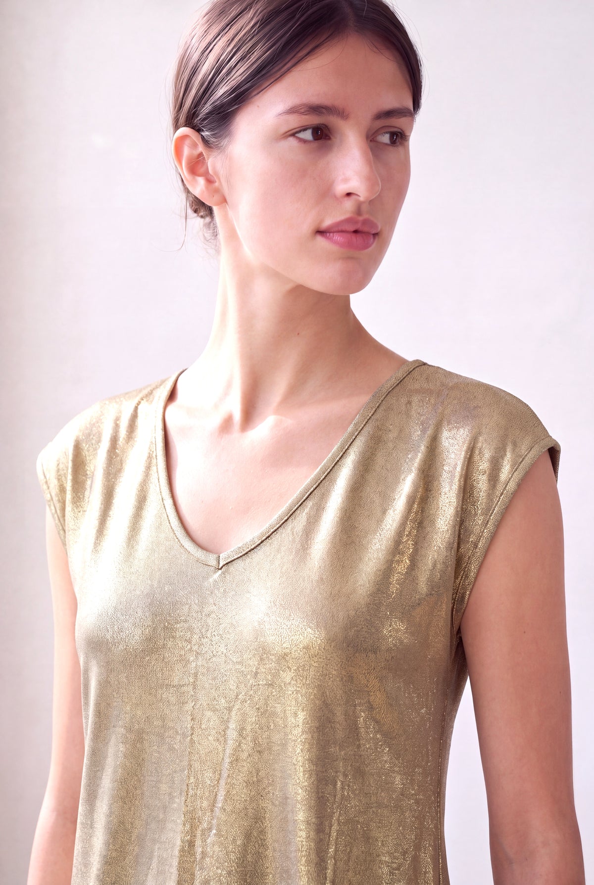 Parıltılı Altın Renk Kadın Parıltılı Altın Renk Modal V Yaka Düşük Omuz Kolsuz Omuzda Şerit Detaylı Elbise MARIE - Dress - Westmark London EU(TR) Store Organik Pamuklu Sürdürülebilir Moda