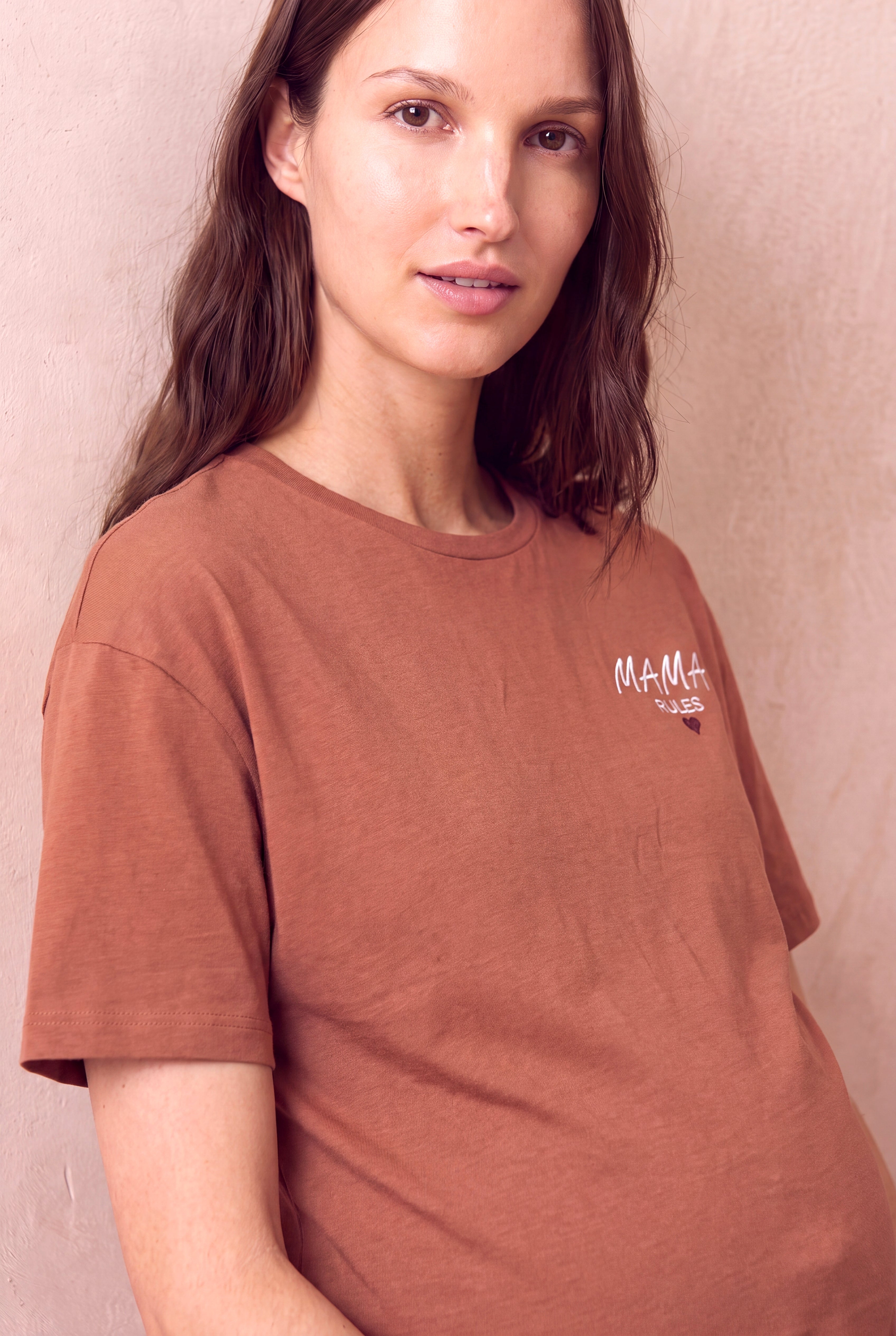 Hamile Kahverengi %100 Pamuk Bisiklet Yaka Kısa Kollu Nakış Detaylı T-Shirt MADS
