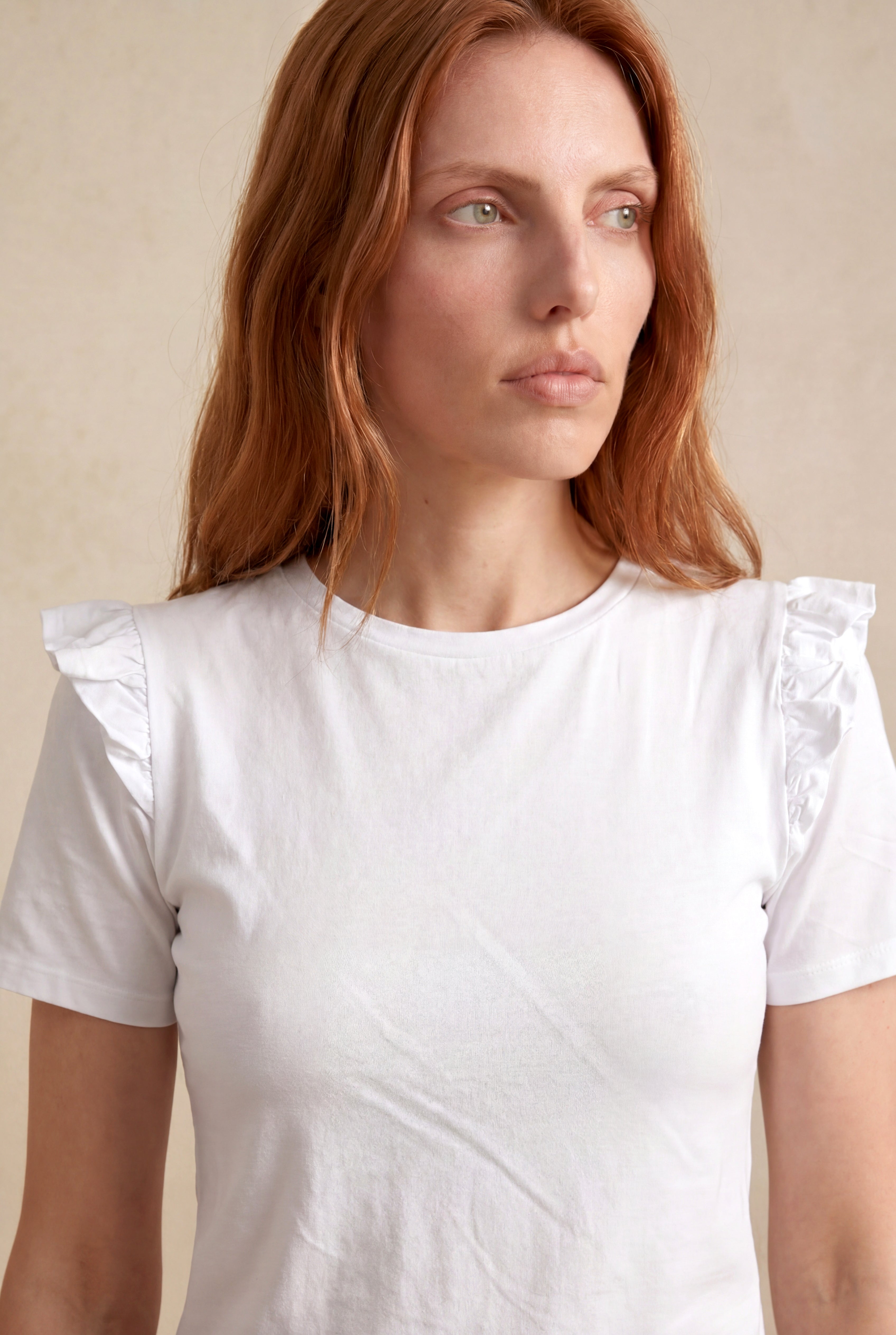 Kadın Beyaz %100 Pamuk Regular Fit Bisiklet Yaka Kısa Kollu Fırfır Omuz Detaylı T-Shirt TERESA