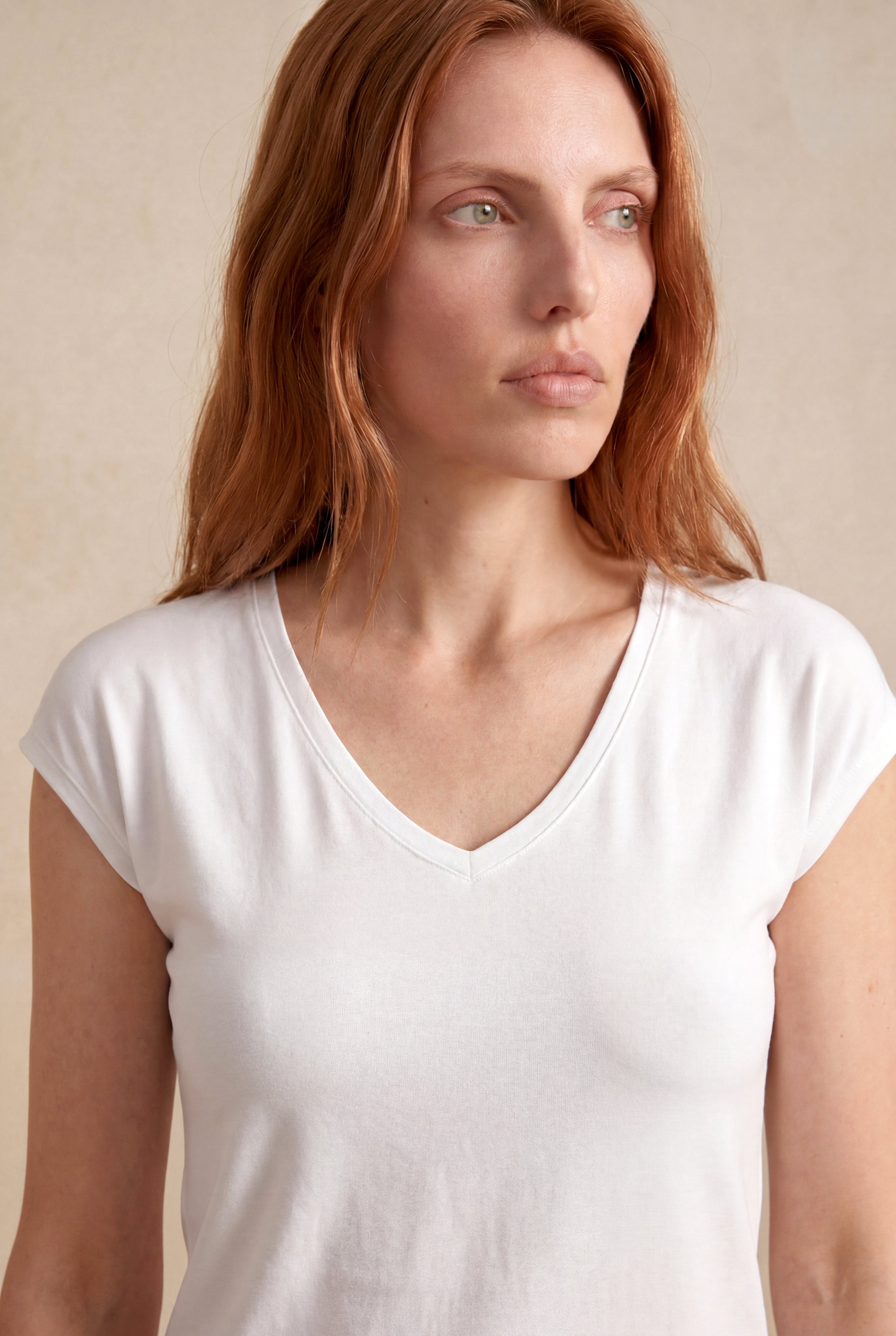 Kadın Beyaz Modal V Yaka Kısa Kollu Basic T-Shirt KYARA