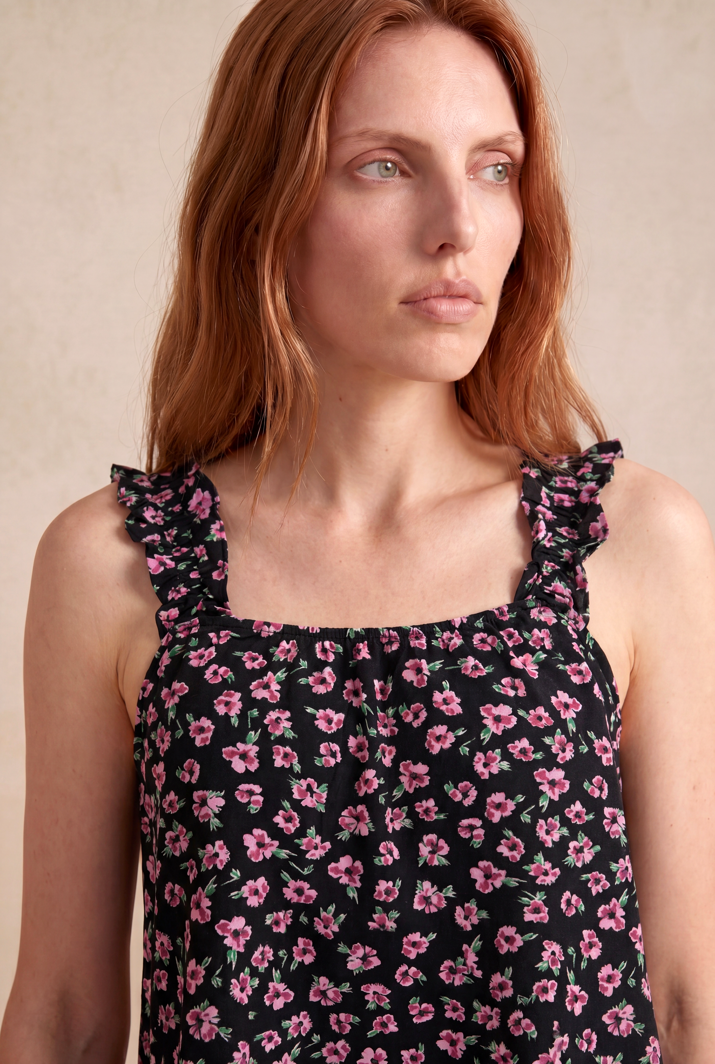 Kadın Siyah / Pembe Çiçek Desenli Relaxed Fit Kare Yaka Fırfır Askılı Bluz MELINA