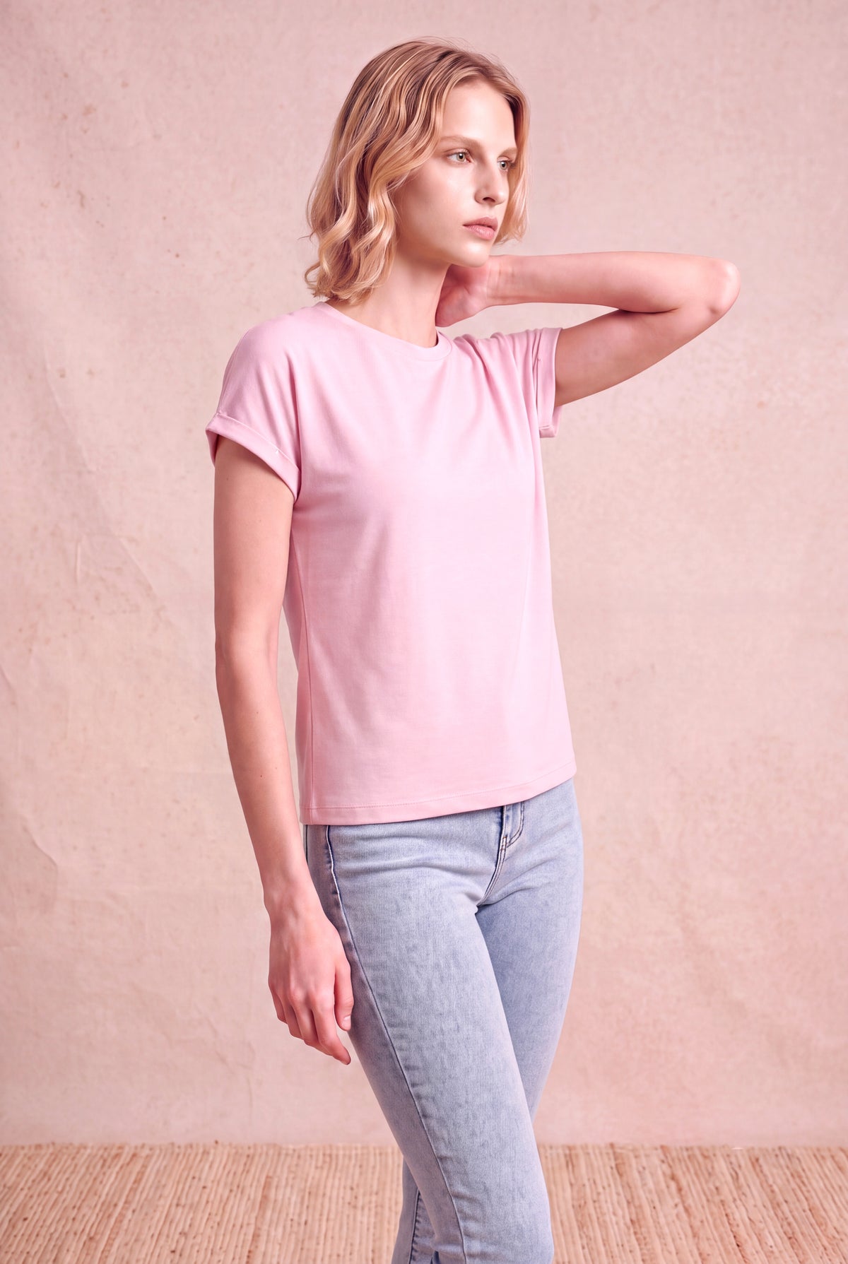 Kadın Viskon Karışımlı Pudra Pembe Katlamalı Kısa Kol Bisiklet Yaka Rahat Kesim T-Shirt SILJE