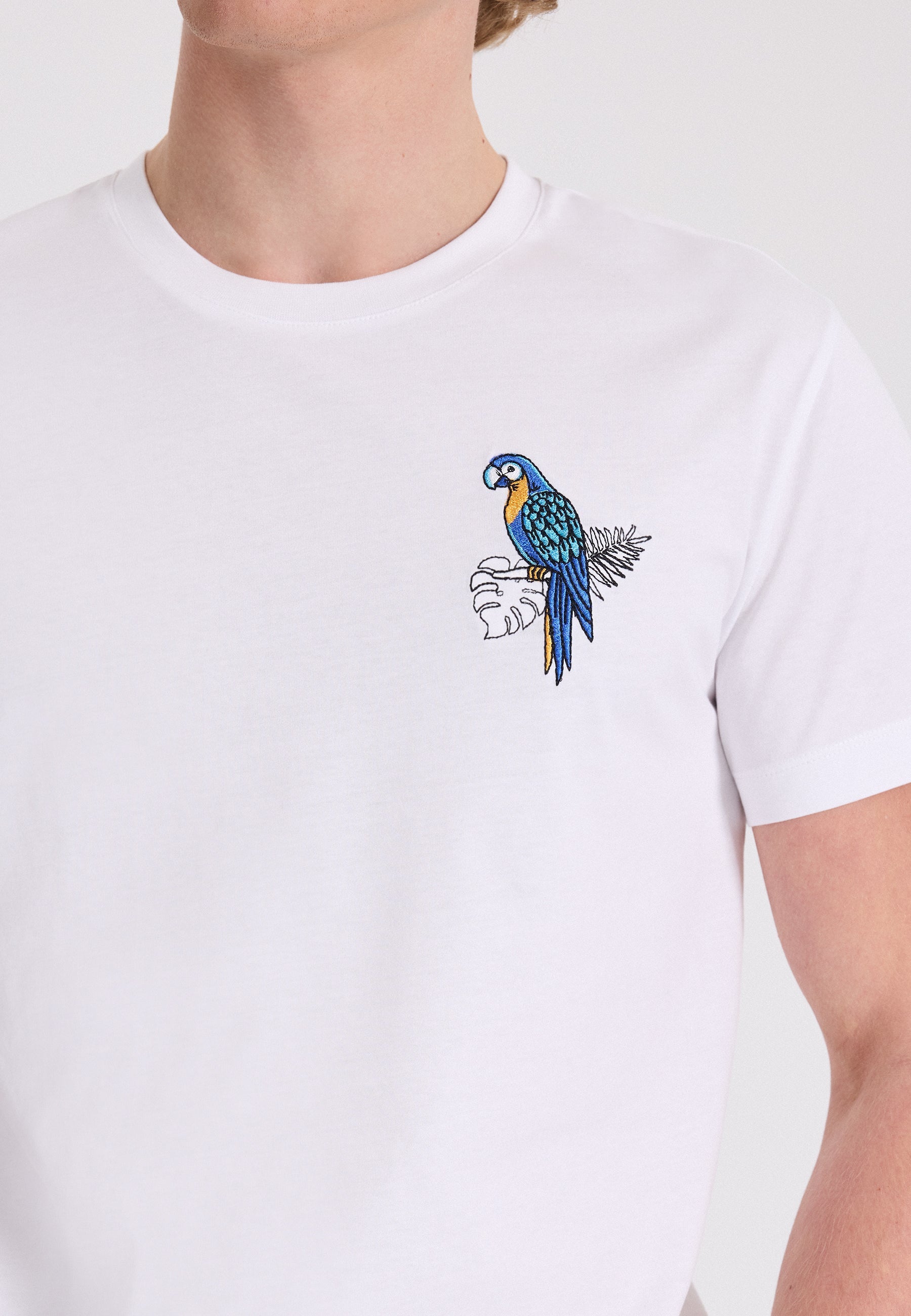 Beyaz Baskılı Bisiklet Yaka Pamuklu Regular Fit Erkek T-Shirt WMEMBROIDERY PARROT - T-Shirt - Westmark London EU(TR) Store Organik Pamuklu Sürdürülebilir Moda