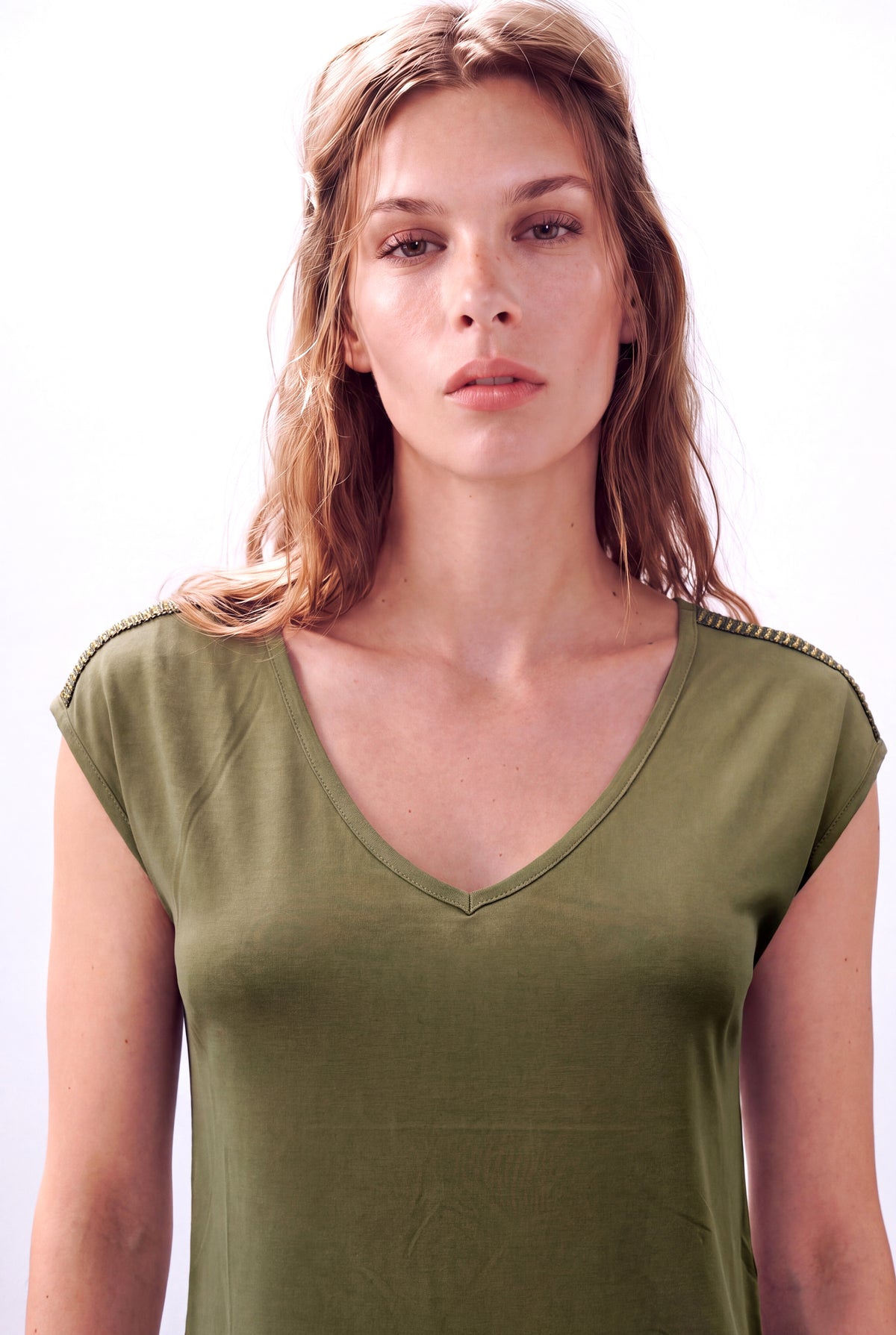 Haki Kadın Haki Modal Karışımlı V Yaka Kısa Kollu Omuz Taş Detaylı T-Shirt HONORA - Top - Westmark London EU(TR) Store Organik Pamuklu Sürdürülebilir Moda