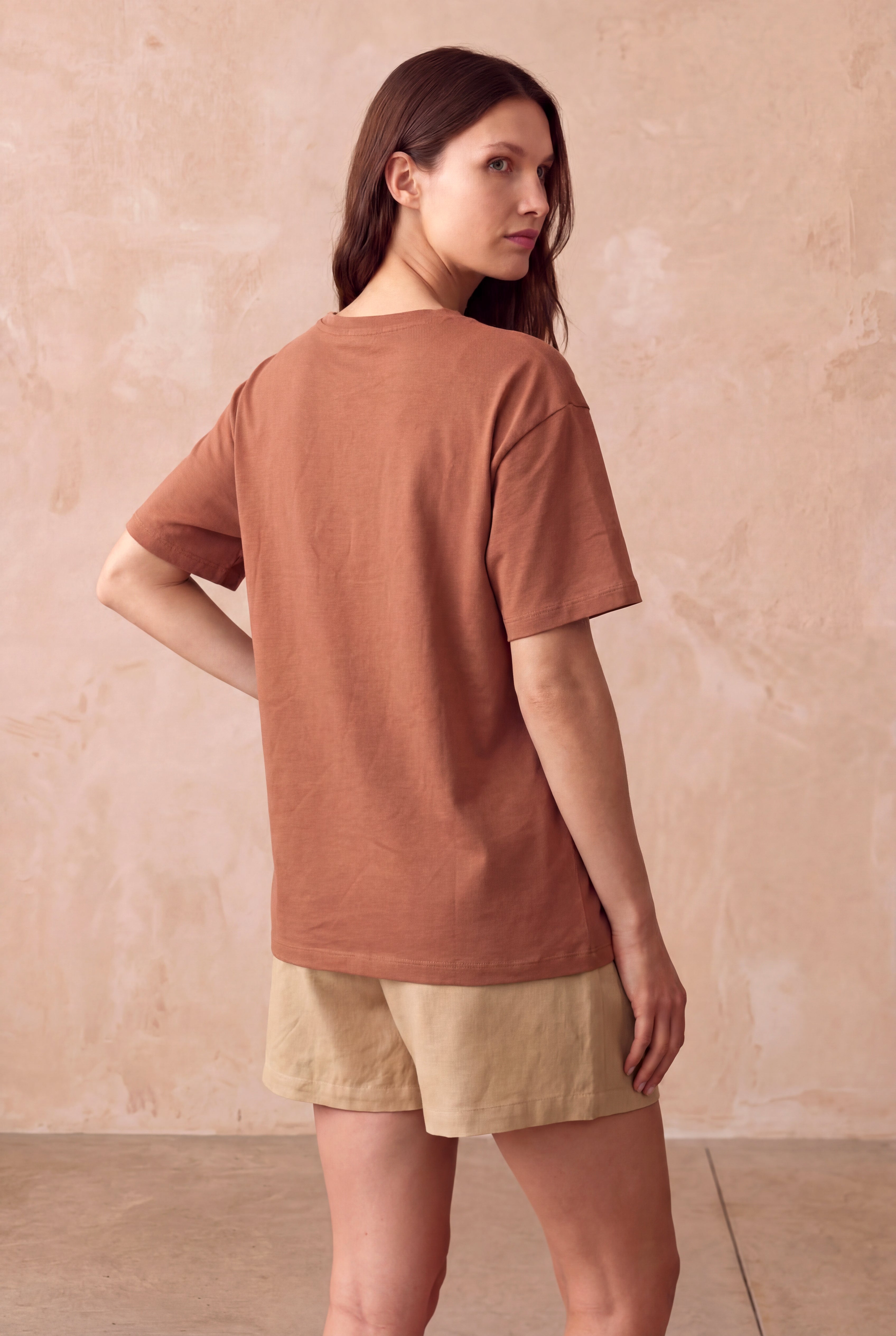 Hamile Kahverengi %100 Pamuk Bisiklet Yaka Kısa Kollu Nakış Detaylı T-Shirt MADS