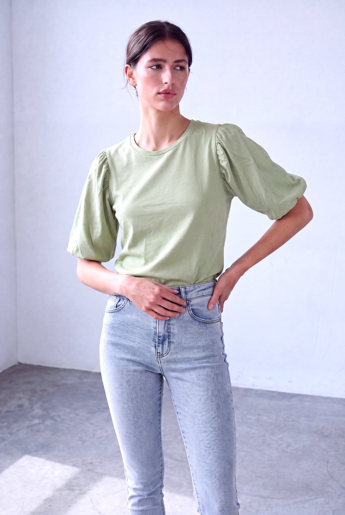 Açık Zeytin Yeşili Kadın Açık Zeytin Yeşili Pamuklu Bisiklet Yaka Kısa Balon Kollu Bluz JILL - Top - Westmark London EU(TR) Store Organik Pamuklu Sürdürülebilir Moda