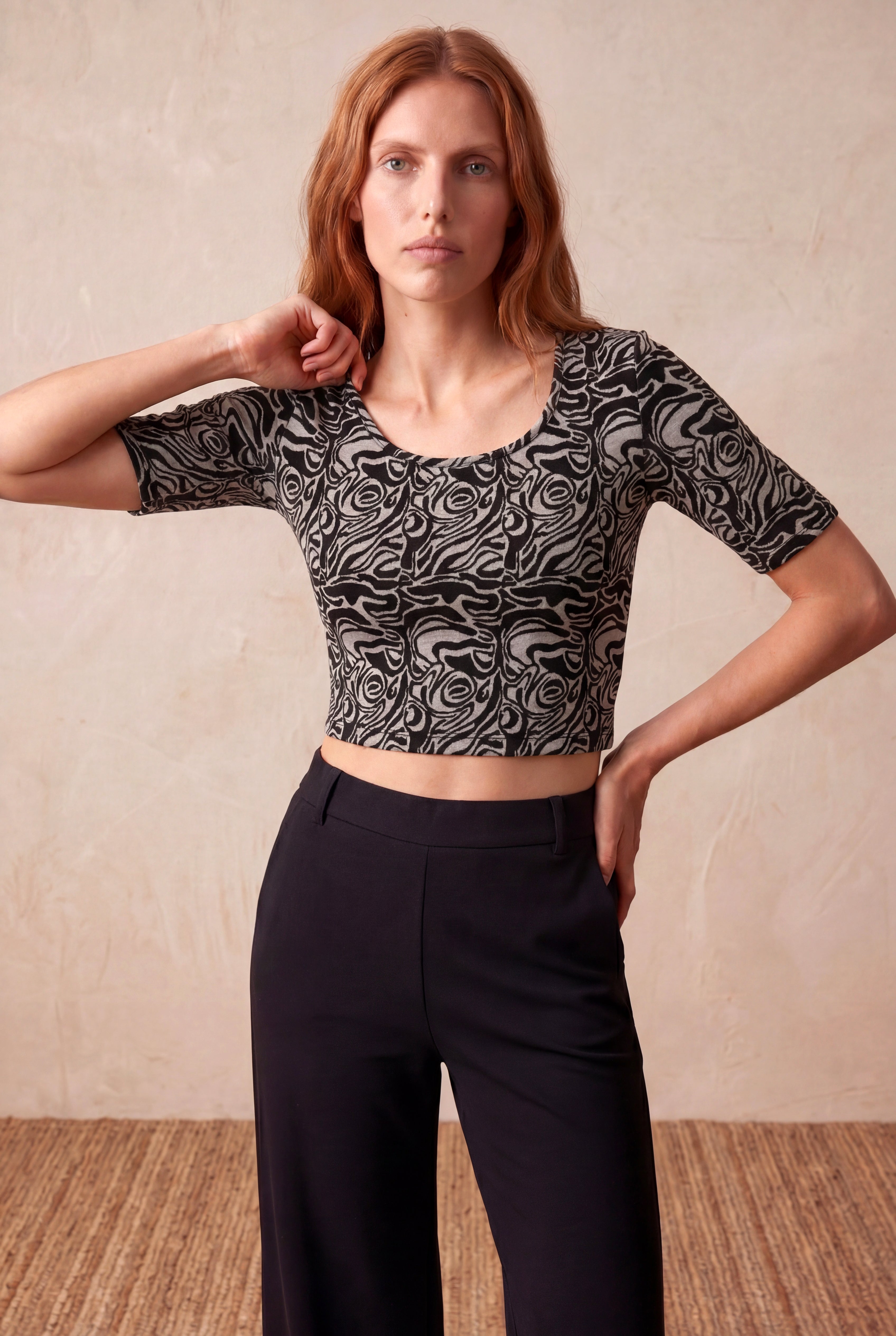 Kadın Siyah Desenli Jakarlı Regular Fit Geniş Bisiklet Yaka Yarım Kollu Crop Bluz JANA