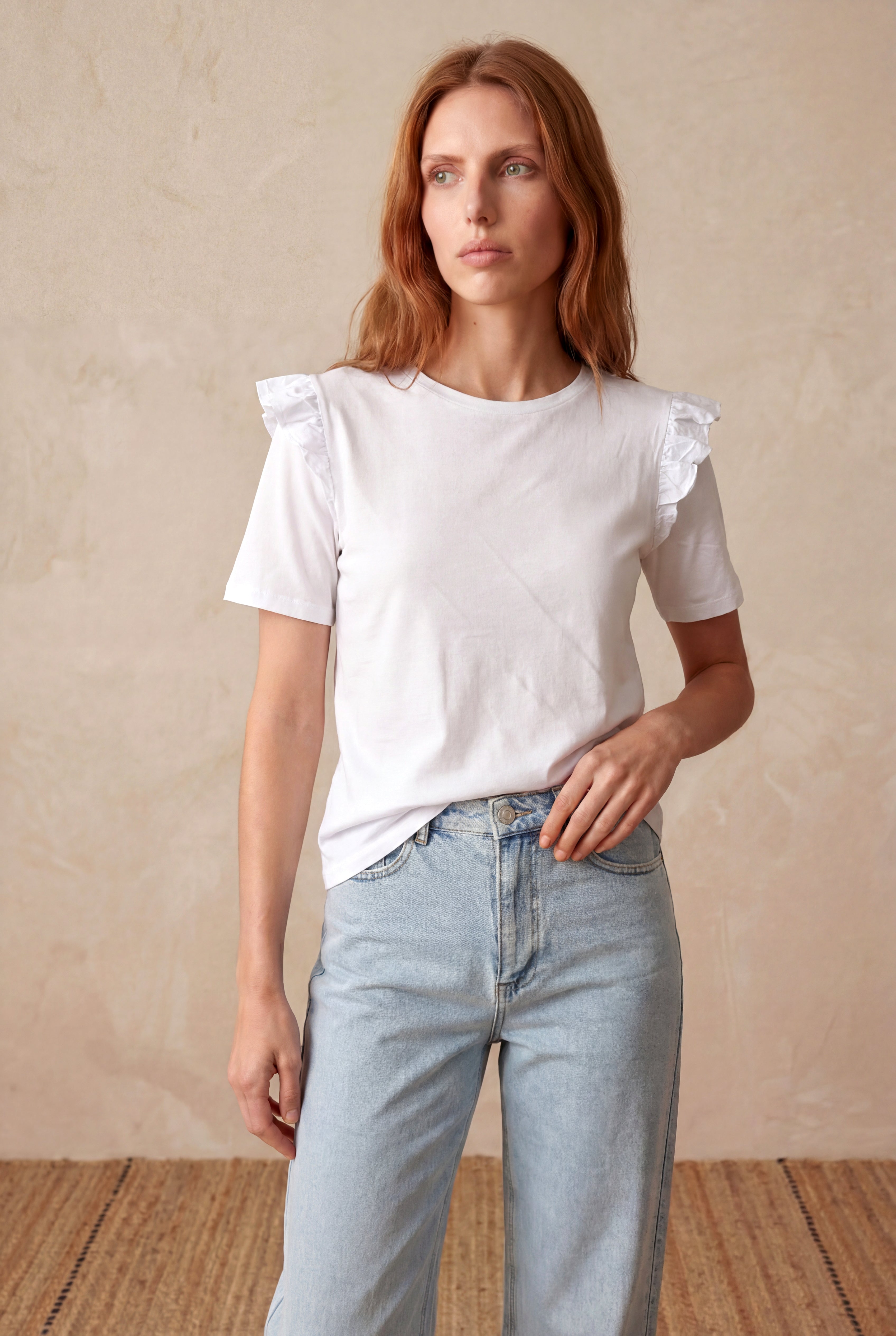 Kadın Beyaz %100 Pamuk Regular Fit Bisiklet Yaka Kısa Kollu Fırfır Omuz Detaylı T-Shirt TERESA