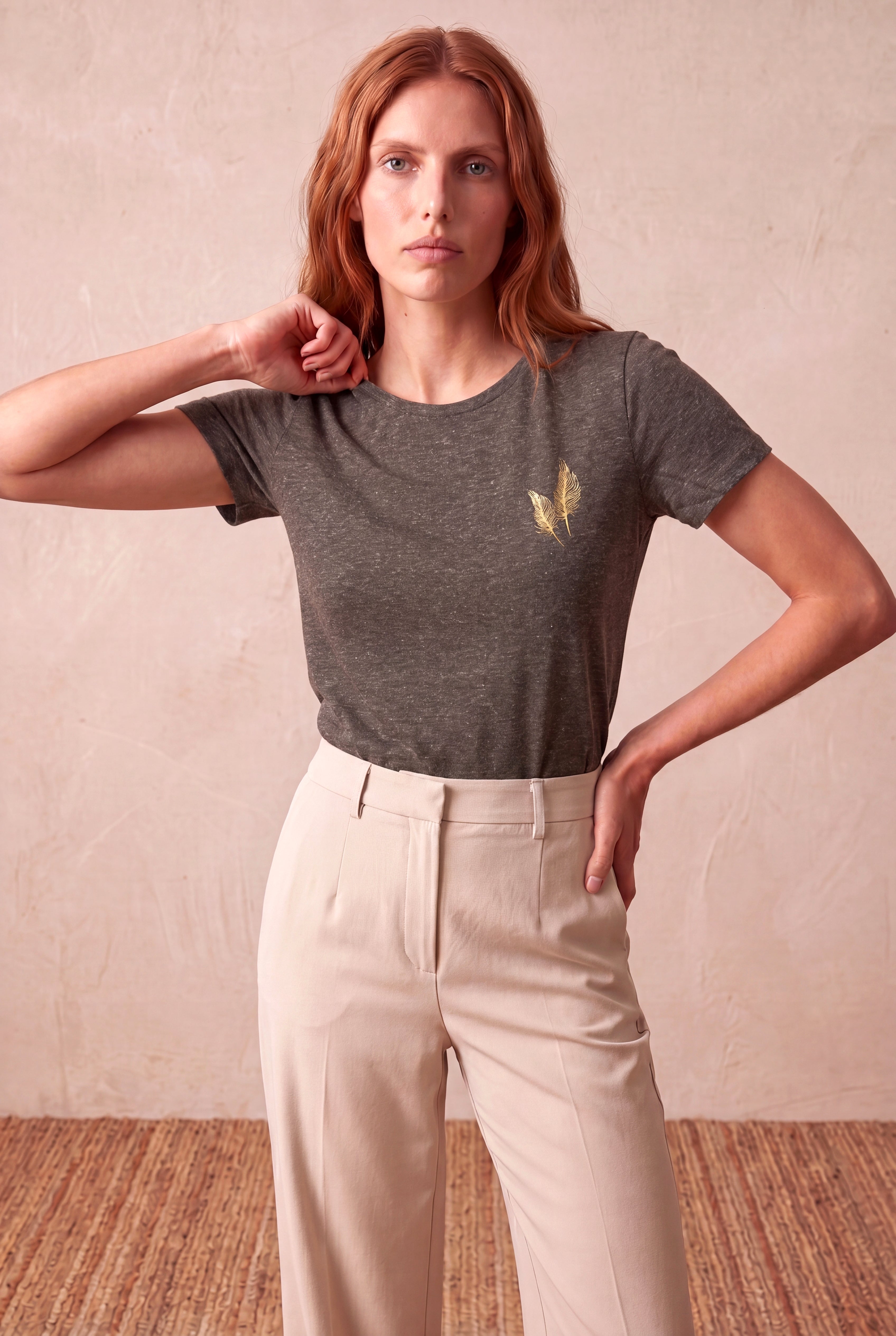 Kadın Haki Kırçıllı Kumaş Regular Fit Bisiklet Yaka Kısa Kollu Gold Yaprak Baskılı T-Shirt SIMONE