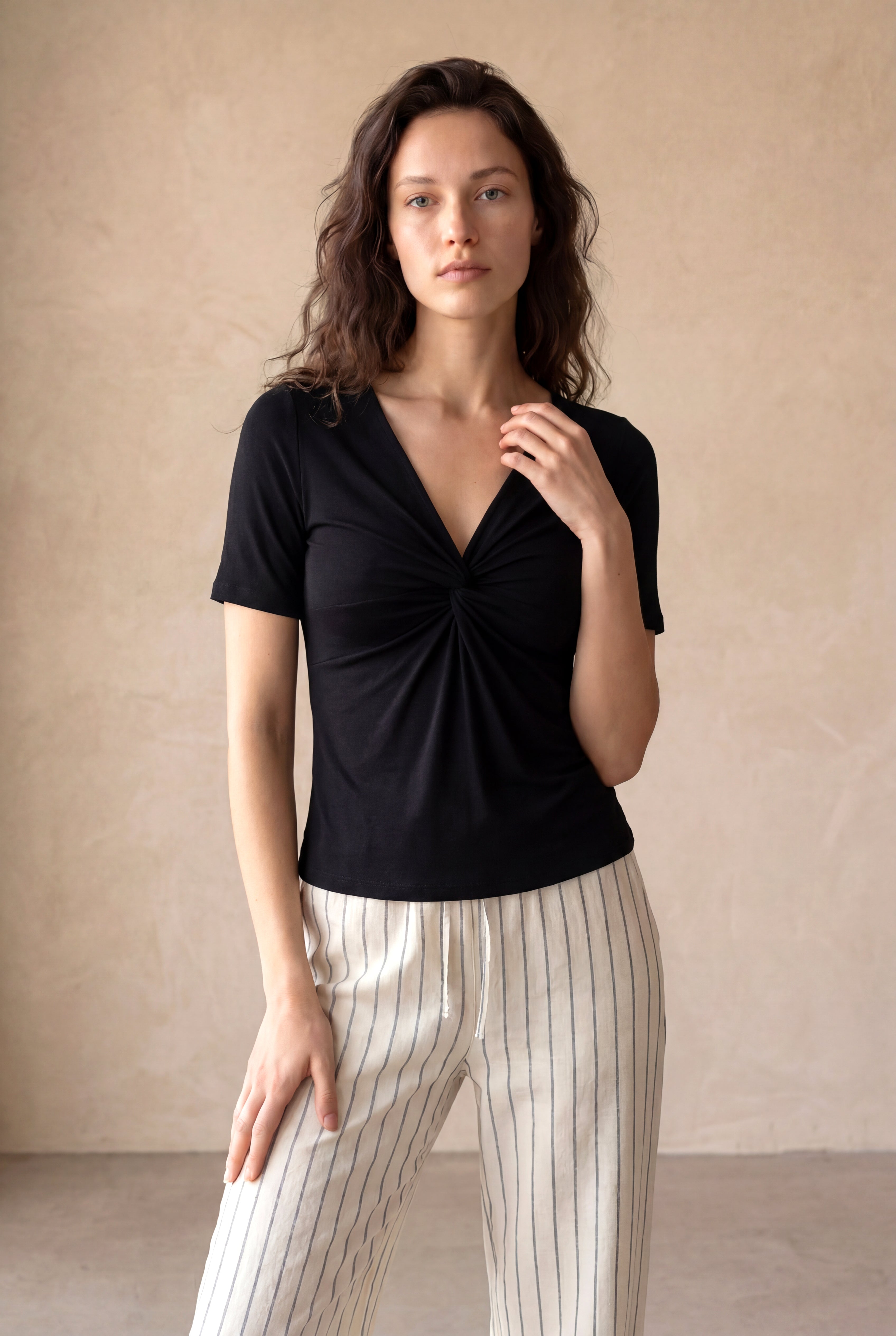 Kadın Regular Fit V-Yaka Pamuk / Elastan Kısa Kol Siyah Düğüm Detaylı T-Shirt SIENA - Top - Westmark London EU(TR) Store Organik Pamuklu Sürdürülebilir Moda